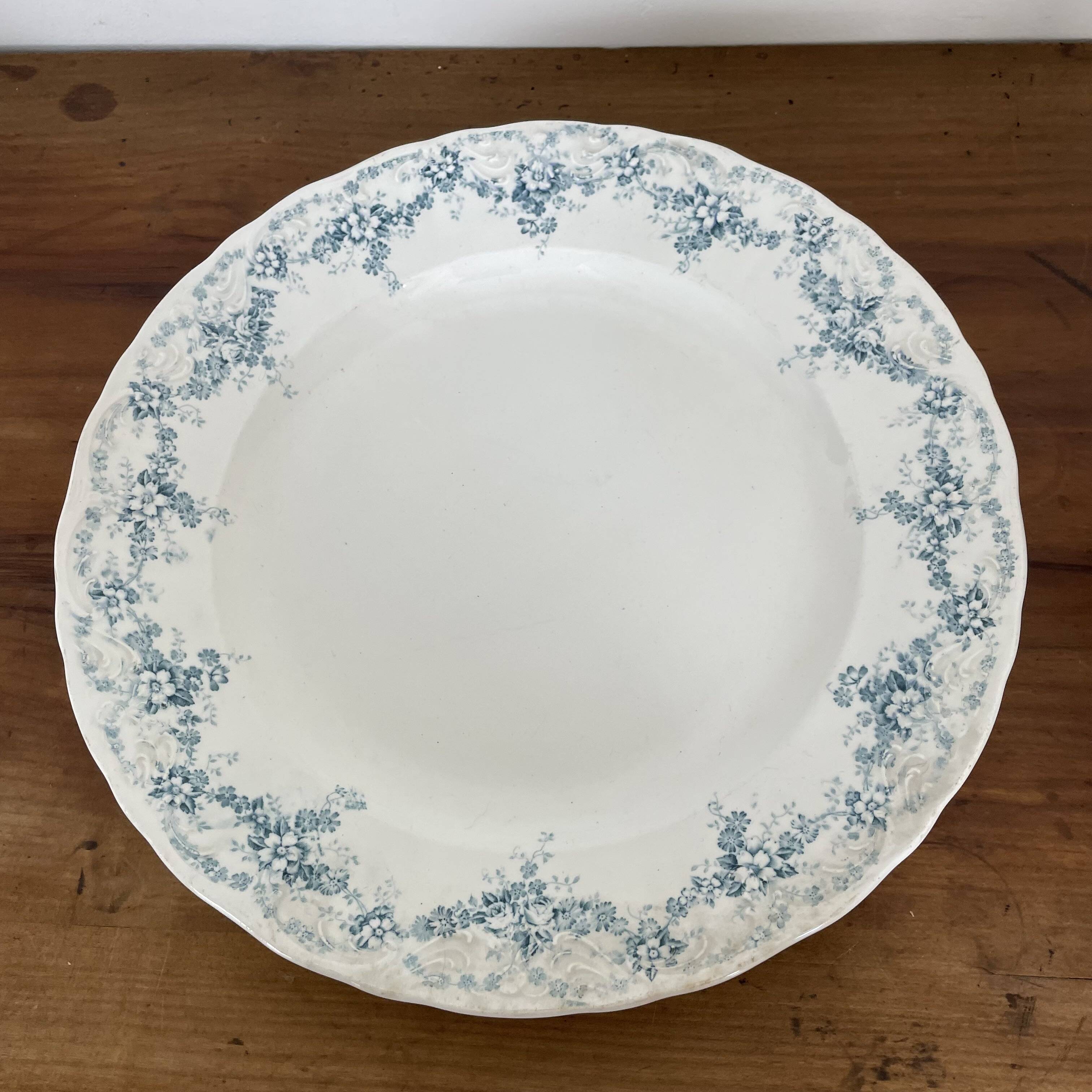 Round dish 33 cm in Maastricht earthenware, Clara model