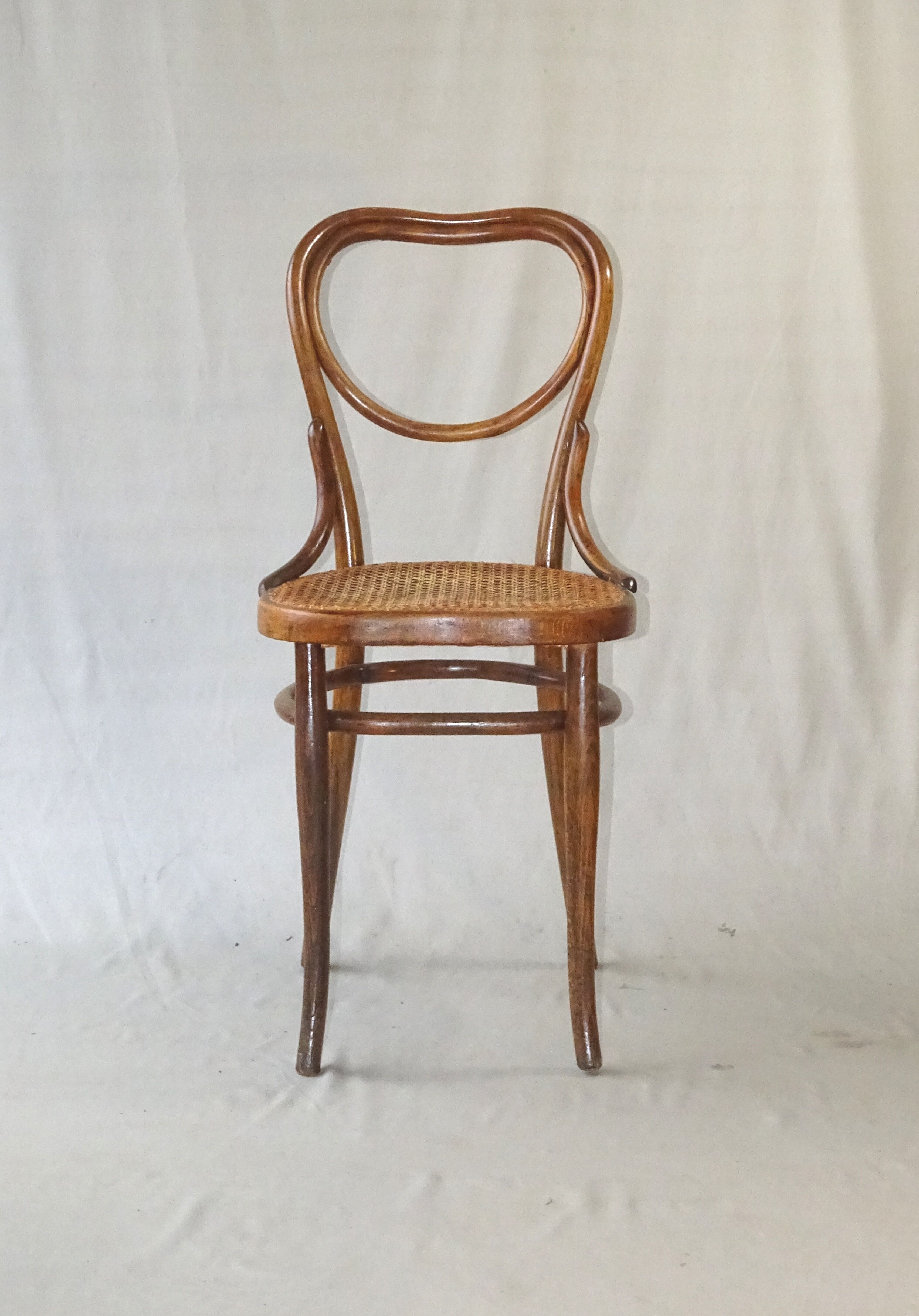 Chaises Thonet n°28 de 1900 cannées " cœur"