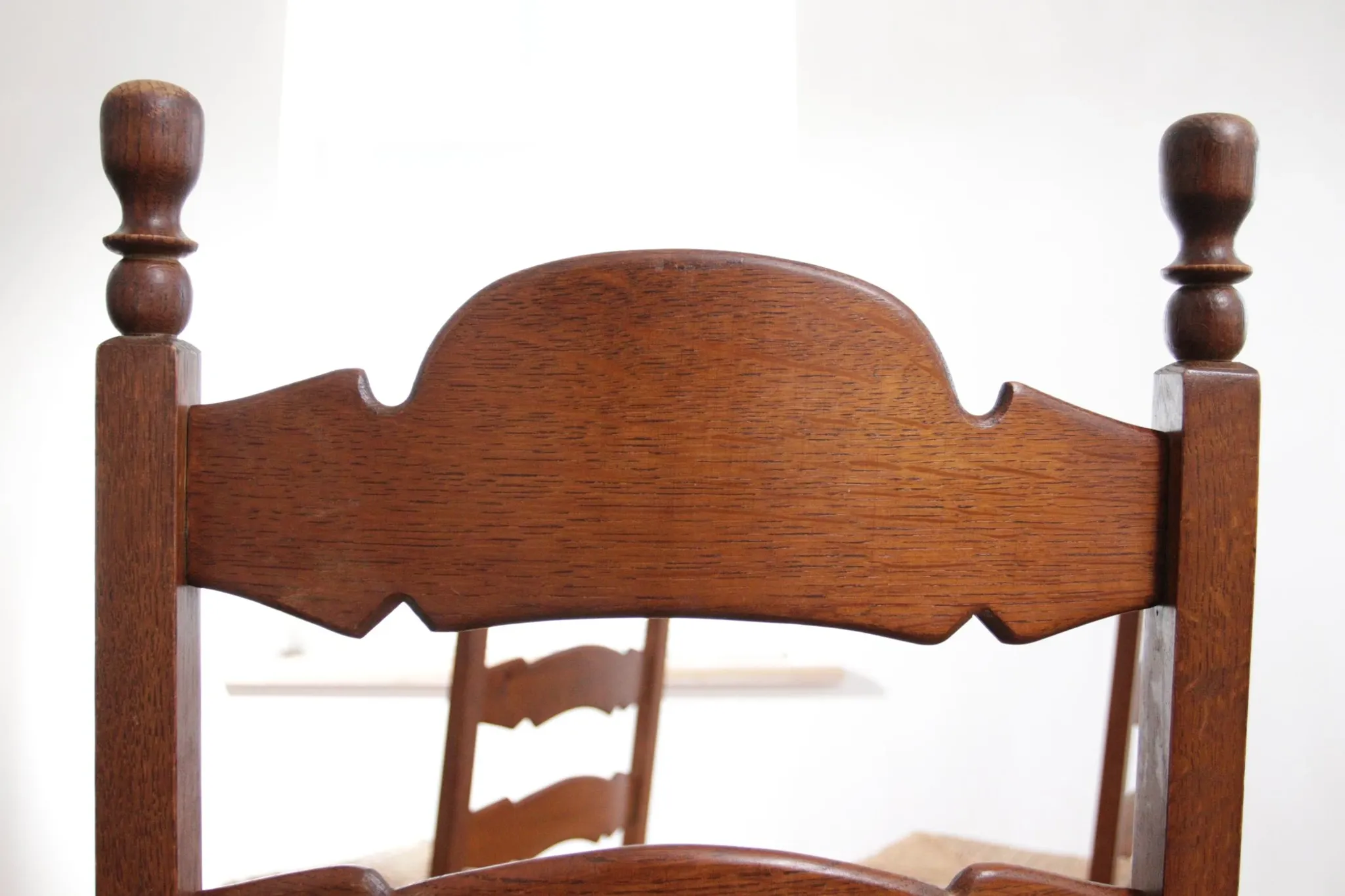 Ensemble de 4 chaises de salle à manger en chêne avec dossier échelle et sièges en paille.