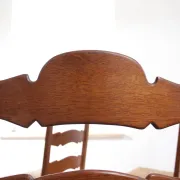 Ensemble de 4 chaises de salle à manger en chêne avec dossier échelle et sièges en paille.