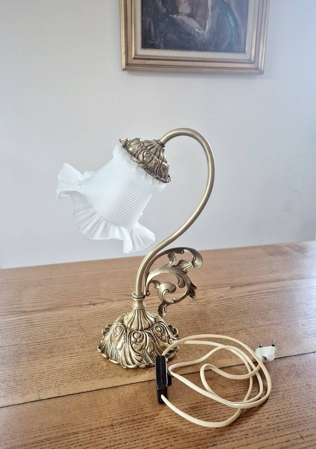 Art Nouveau bedside lamp in bronze with a tulip shape.
