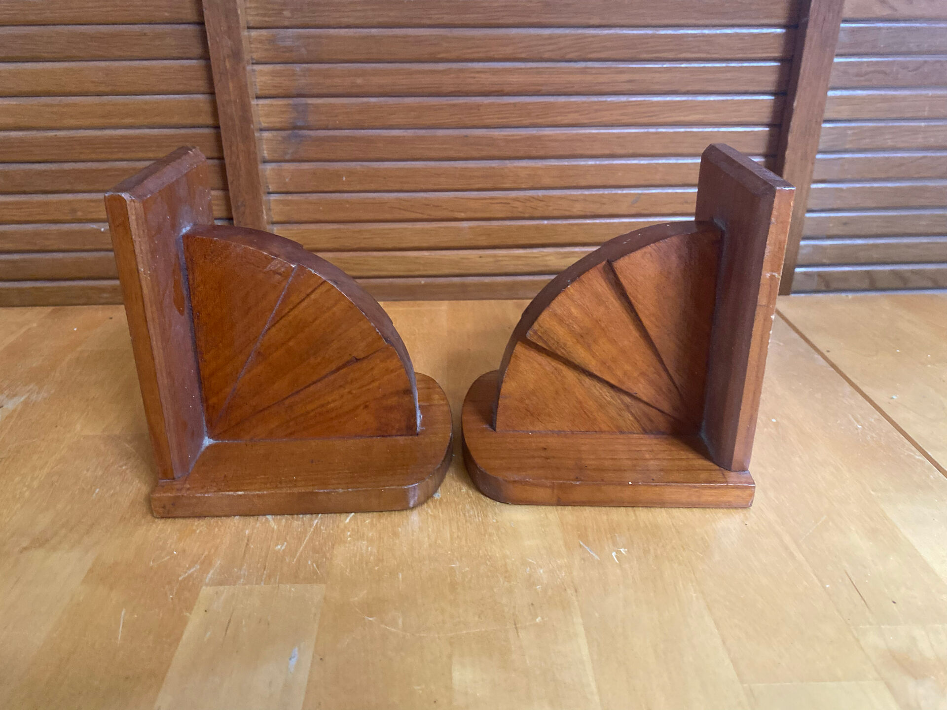 Paire de serre-livres anciens Art déco en bois, France