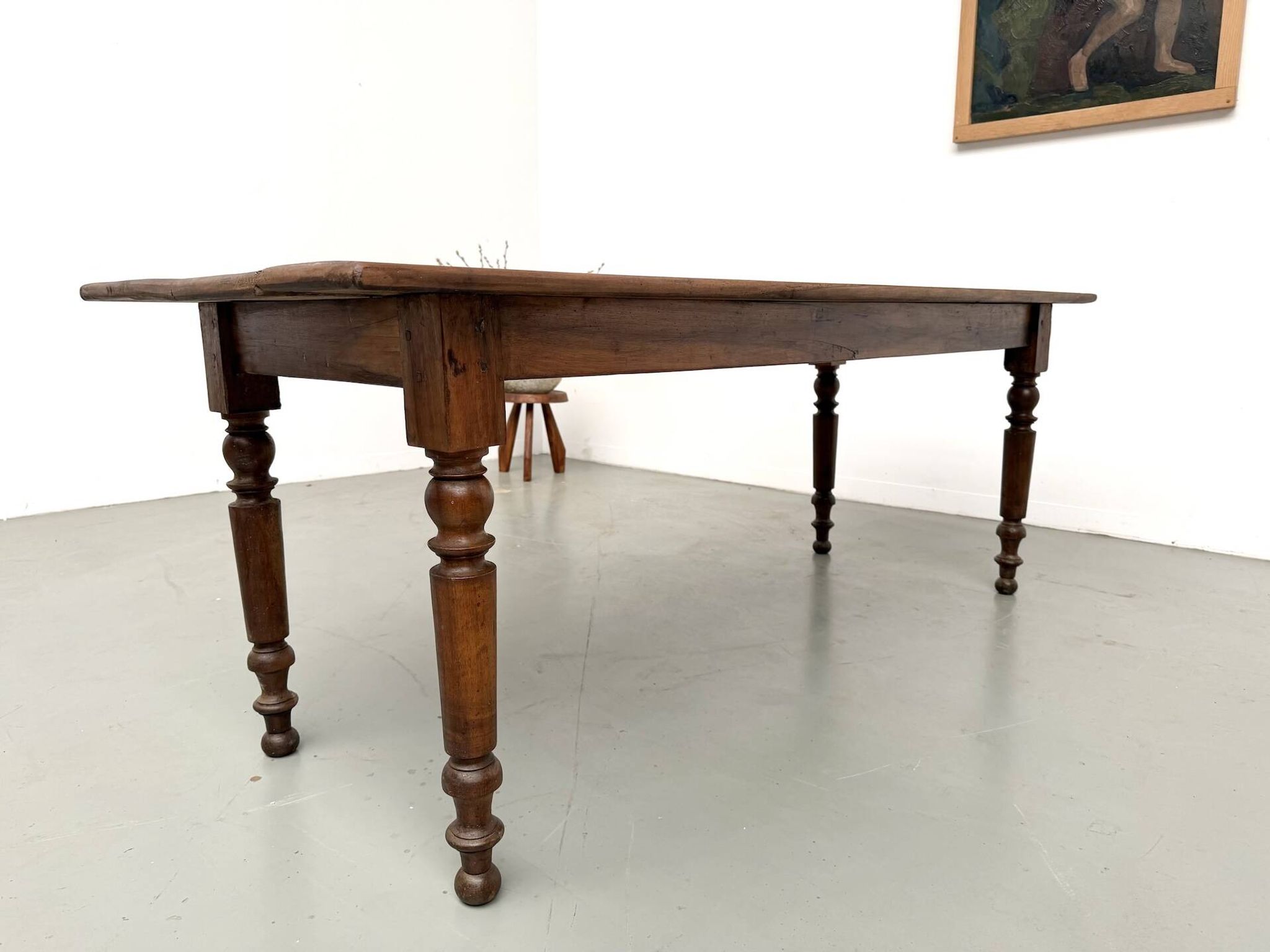 Table de ferme en noyer massif, pieds tournés, 1920