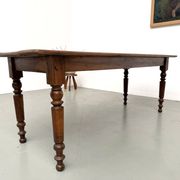 Table de ferme en noyer massif, pieds tournés, 1920