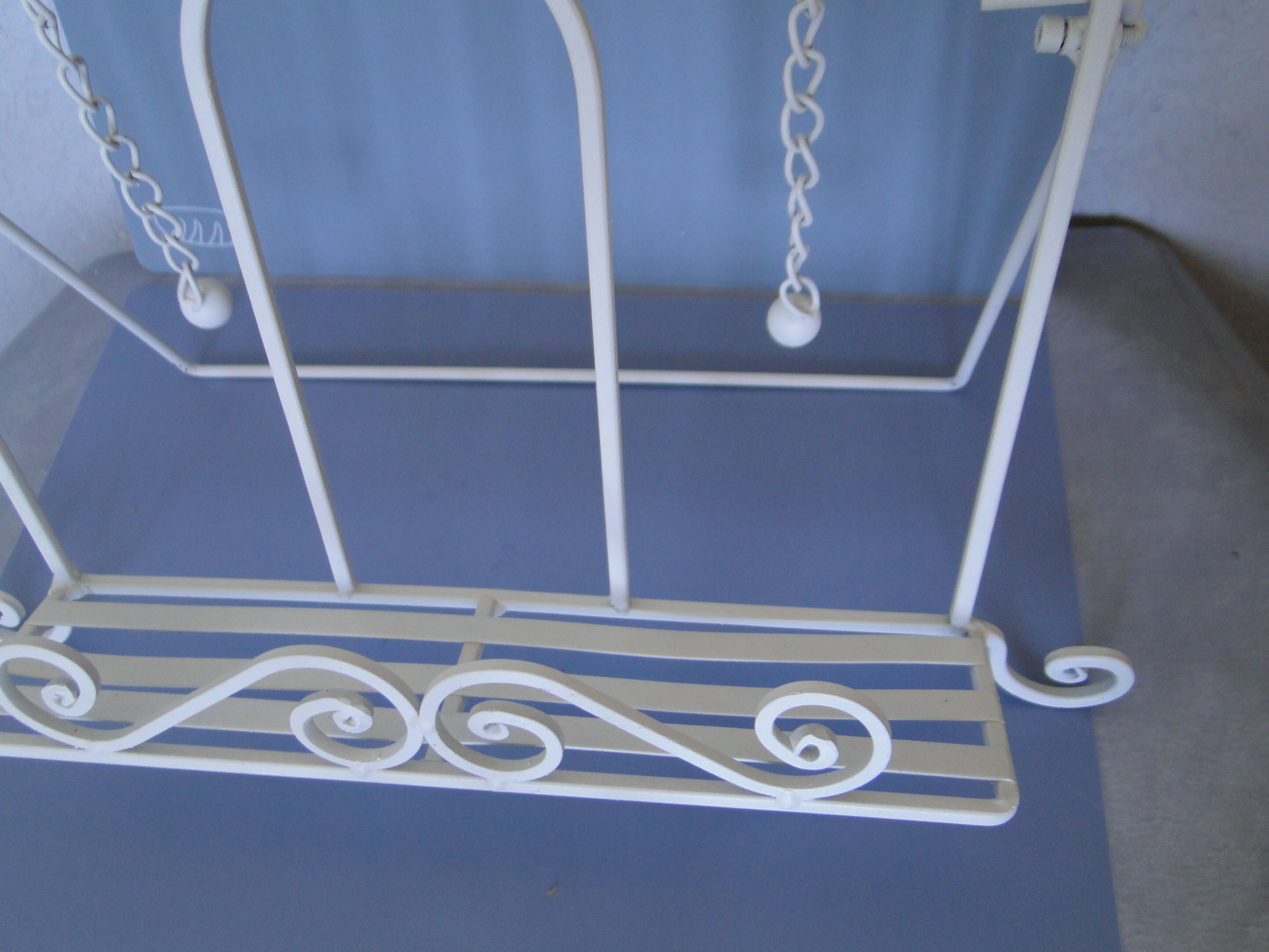 Lutrin carries kitchen book or retro-style white metal tablet