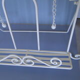 Lutrin carries kitchen book or retro-style white metal tablet