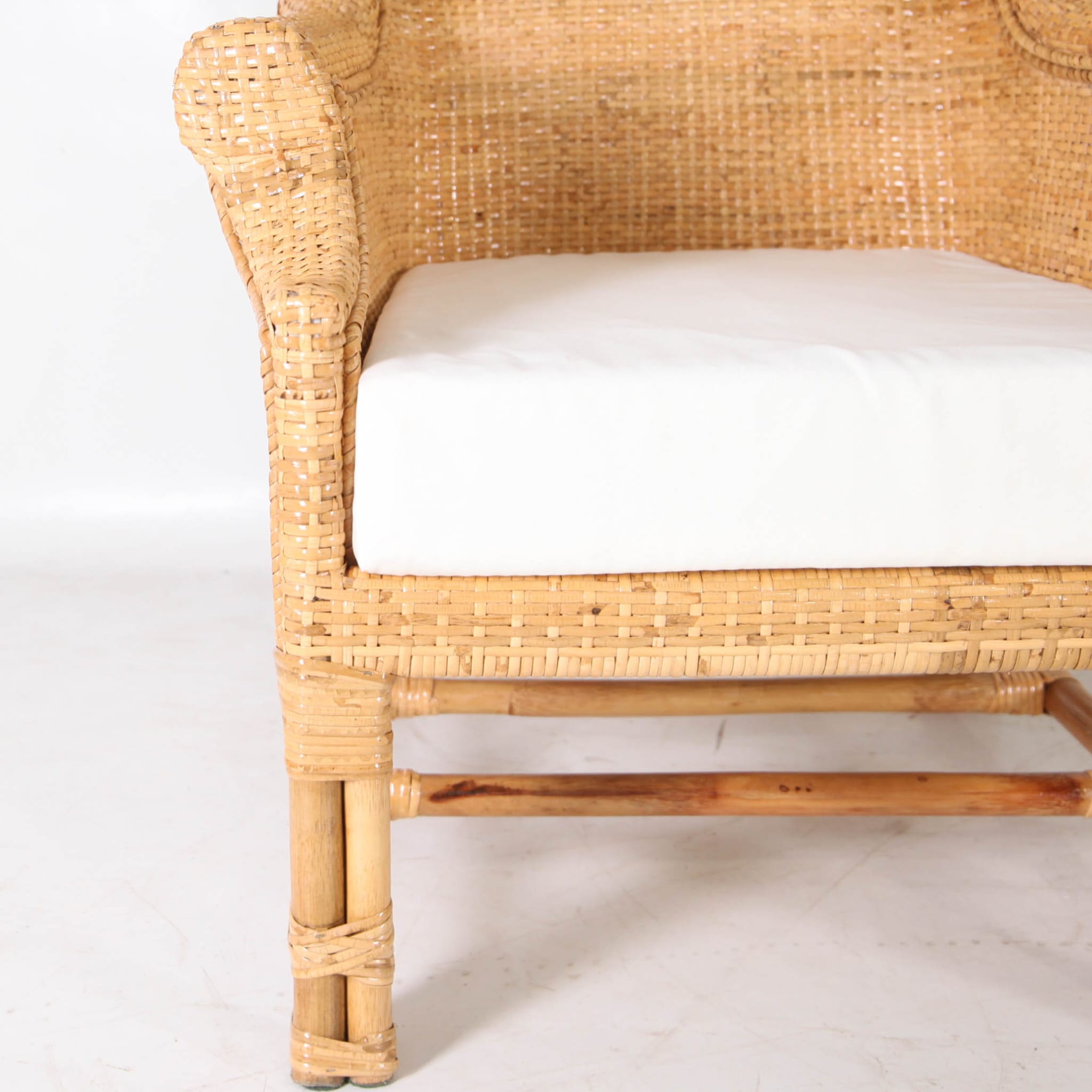 Paire de fauteuils club en rotin