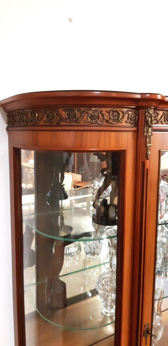 Showcase Louis XVI style, twentieth realization, signed cabinetmaking JP Ehalt of very good quality.