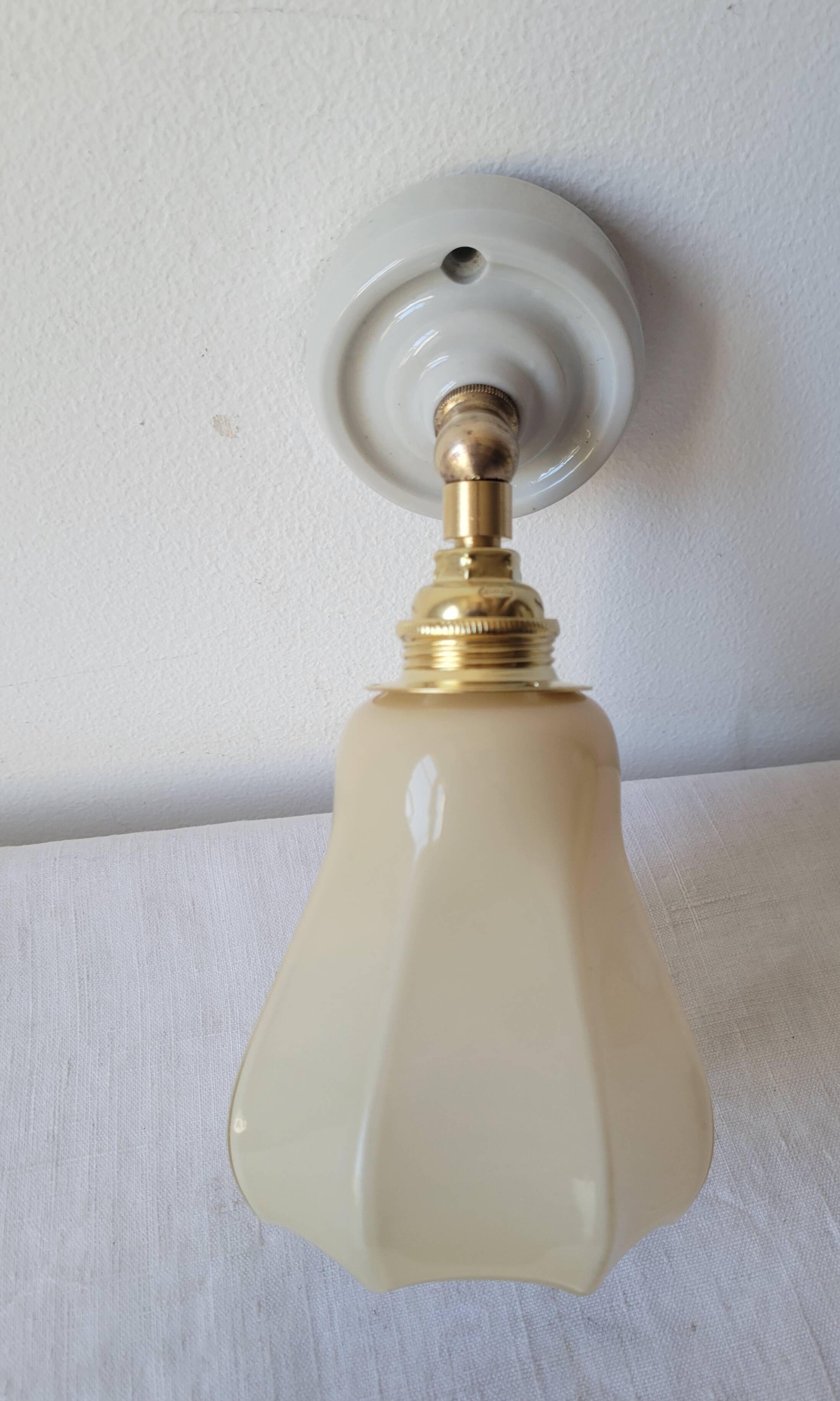 Art Deco wall lamp in porcelain and opaline