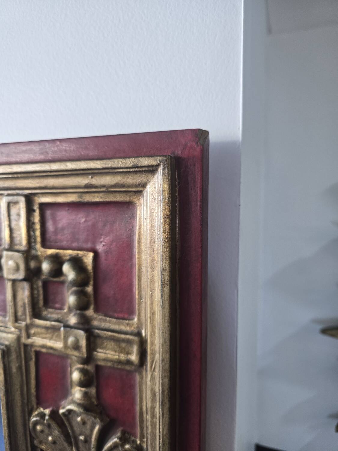 miroir mural Palladio, Italie, 1970 – Décor rouge et dorure patinée