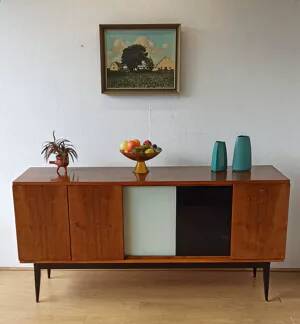 Buffet long moderniste des années 1970.