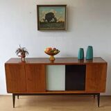 Buffet long moderniste des années 1970.
