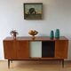 Buffet long moderniste des années 1970.