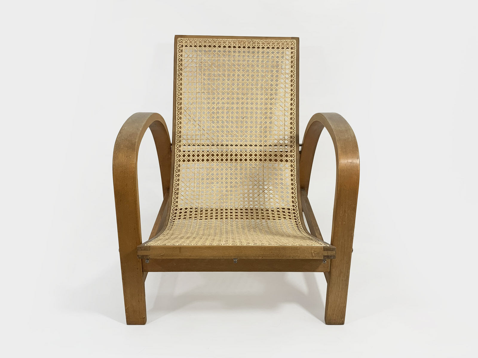 Fauteuil Jindrich Halabala en bois et canne, années 1930