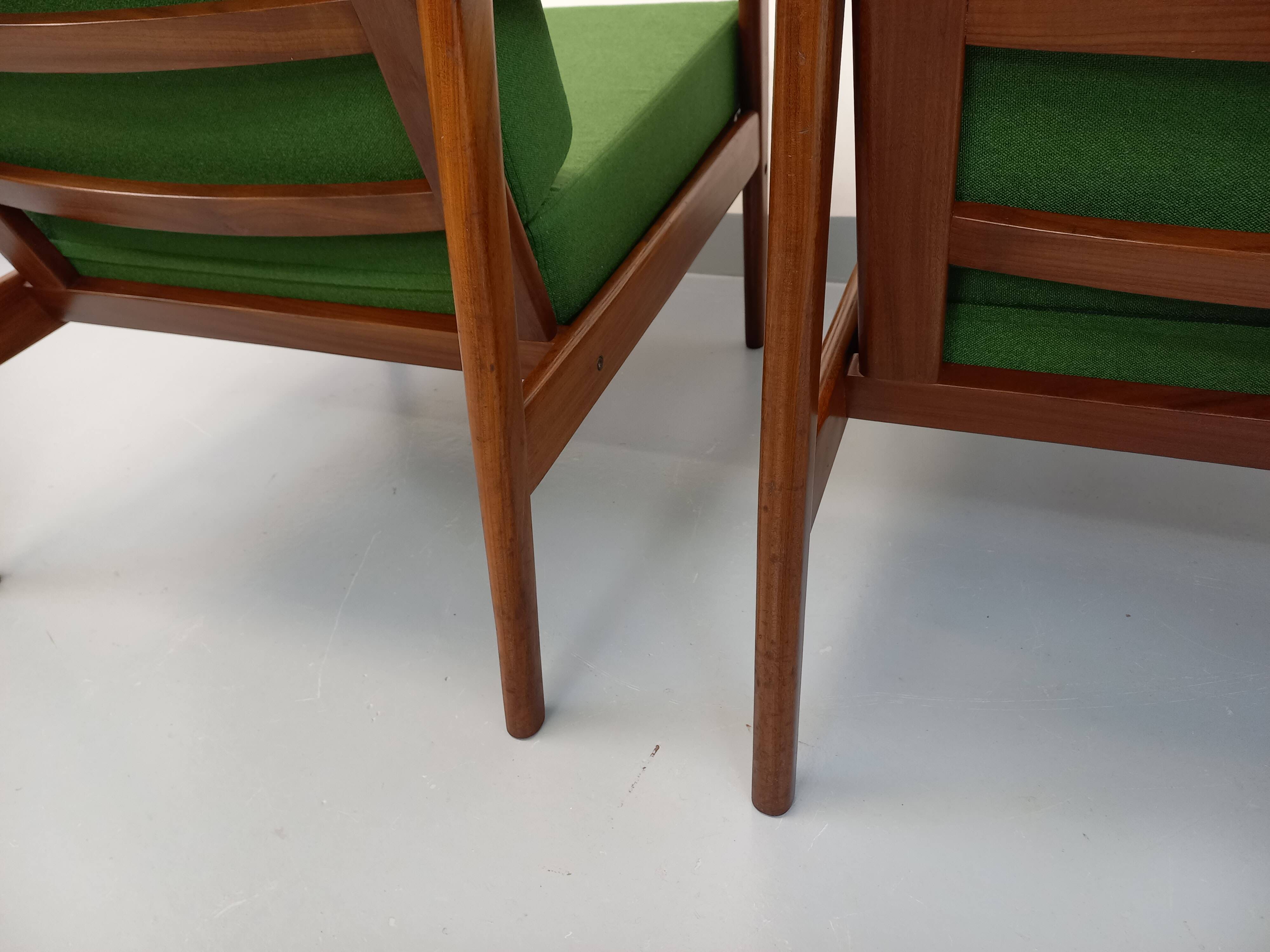 Paire de fauteuils scandinaves vintage en teck et tissu vert des années 60