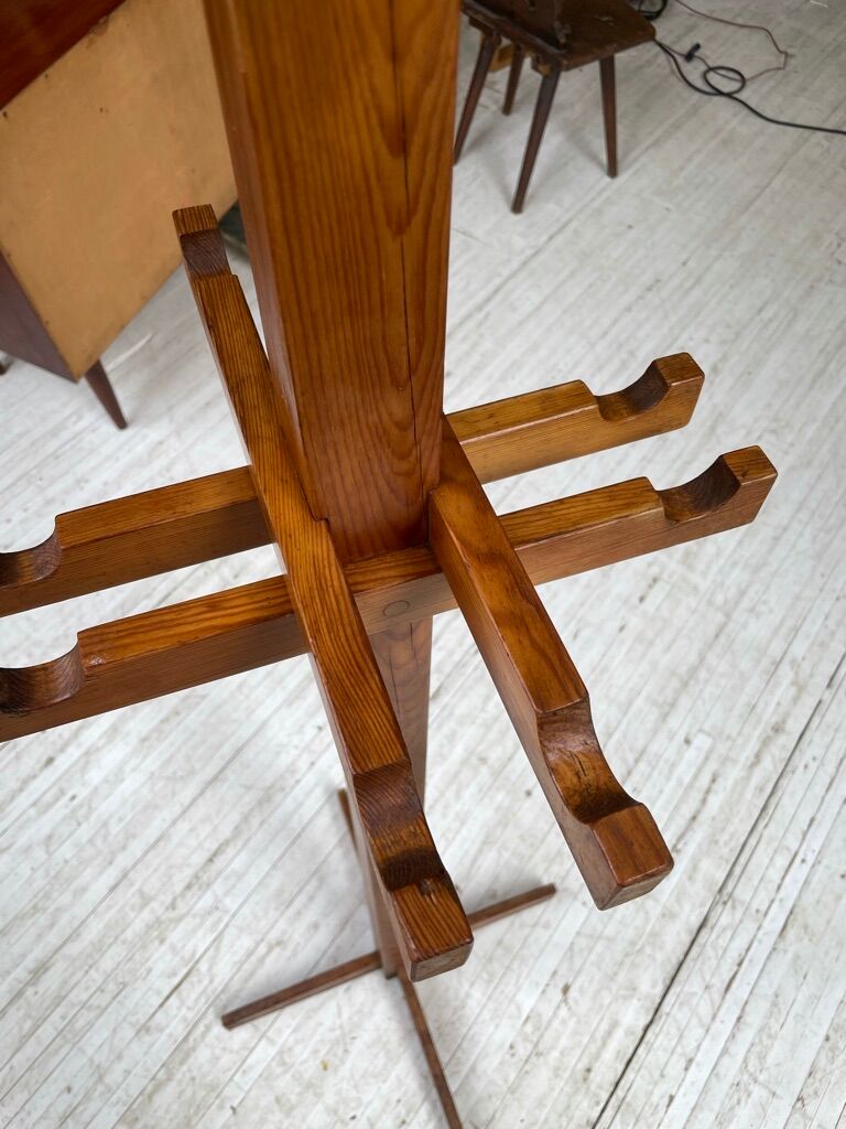 Patère wears pine coat 70