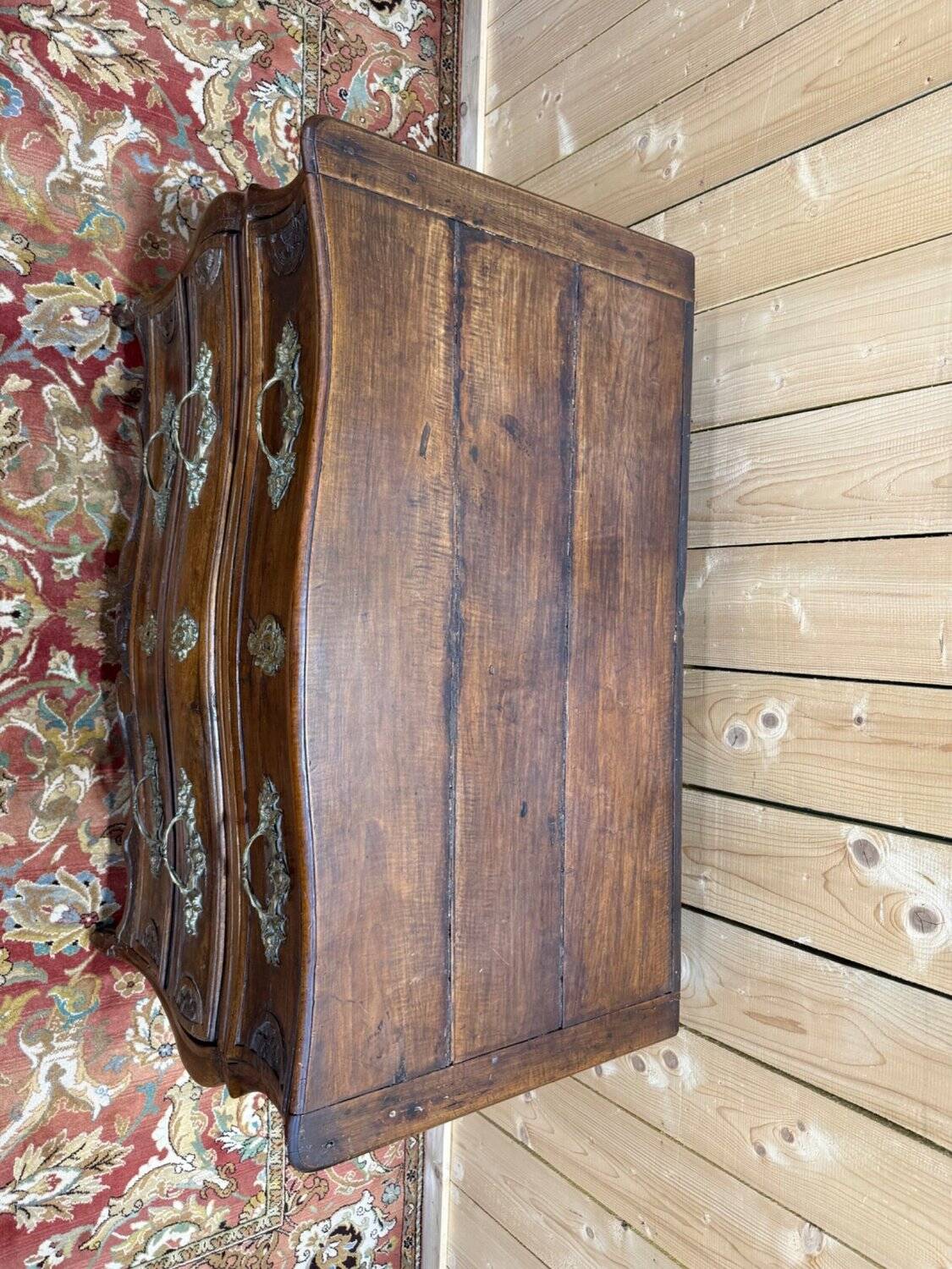 Regency period commode – Solid walnut – Chiselled gilded bronze