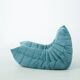 Ensemble de fauteuil et pouf Togo en velours côtelé bleu clair.