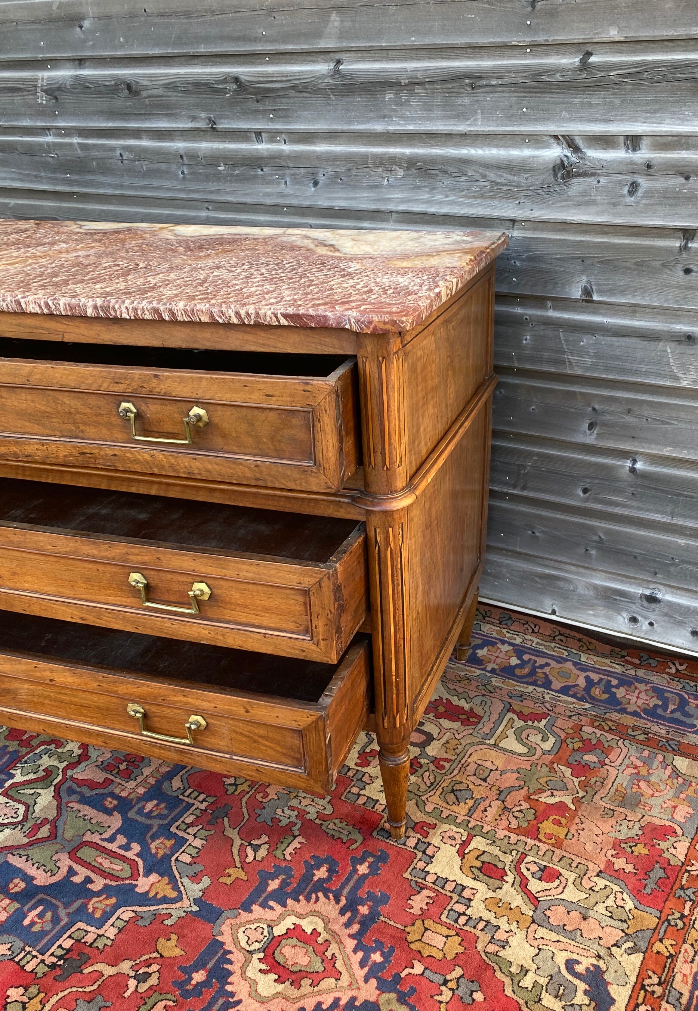 Chest of drawers In Walnut From the 18th century Louis XVII