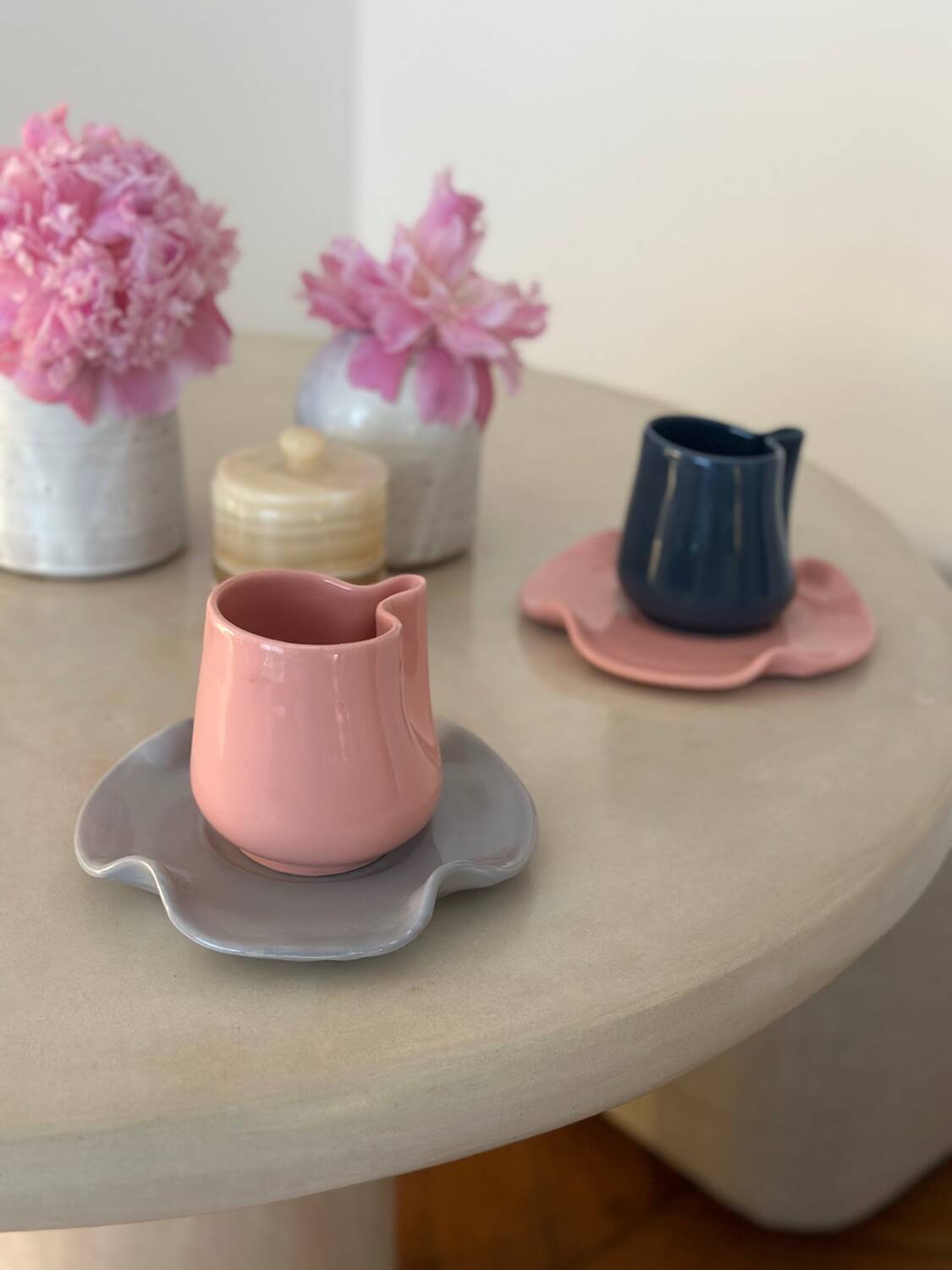 Set of ceramic artisan mugs with pink pop Barbapapa water lily design.