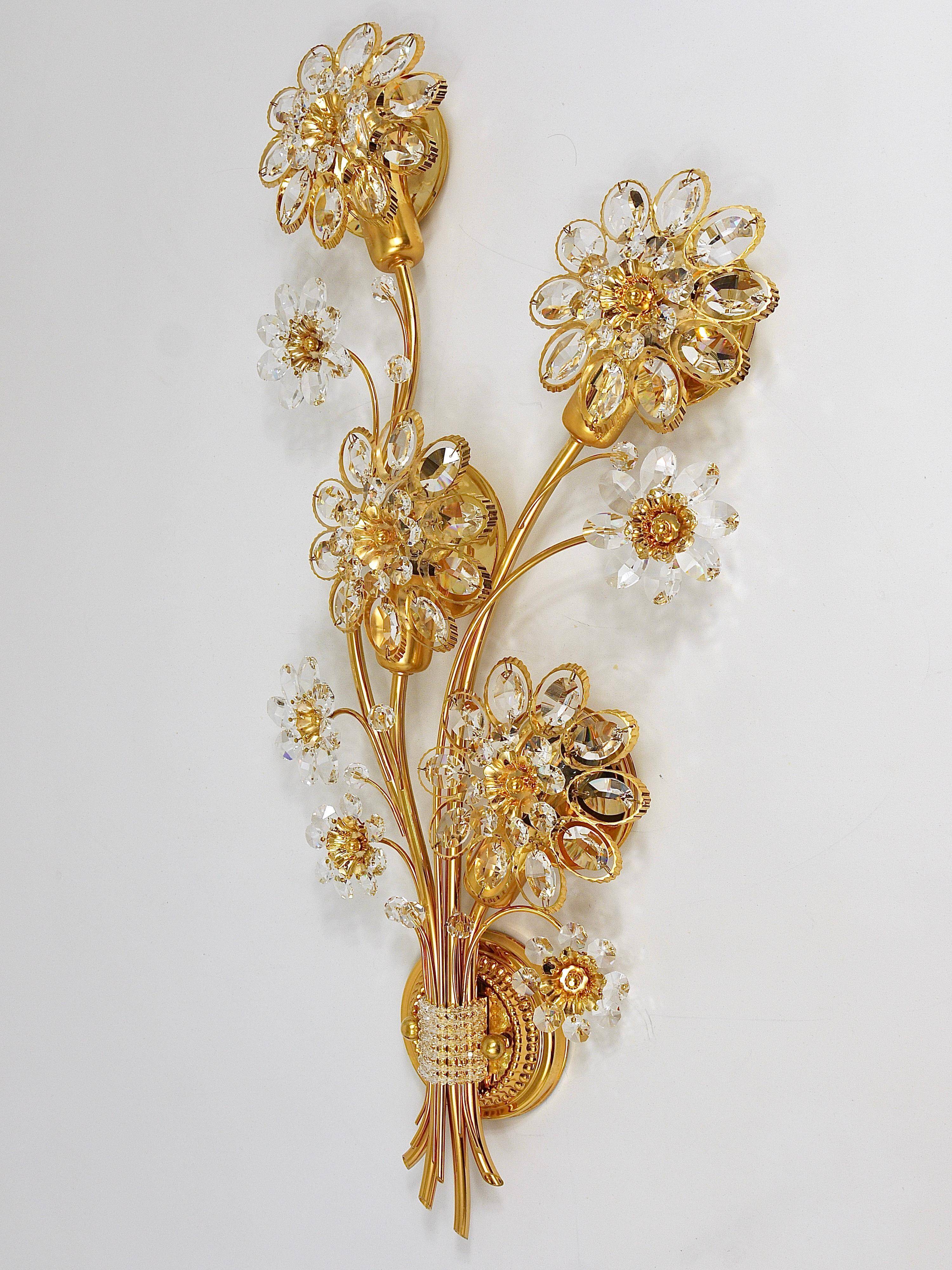 Large wall lamp in gilded brass, Palwa flowers by Ernst Palme, 1970s.