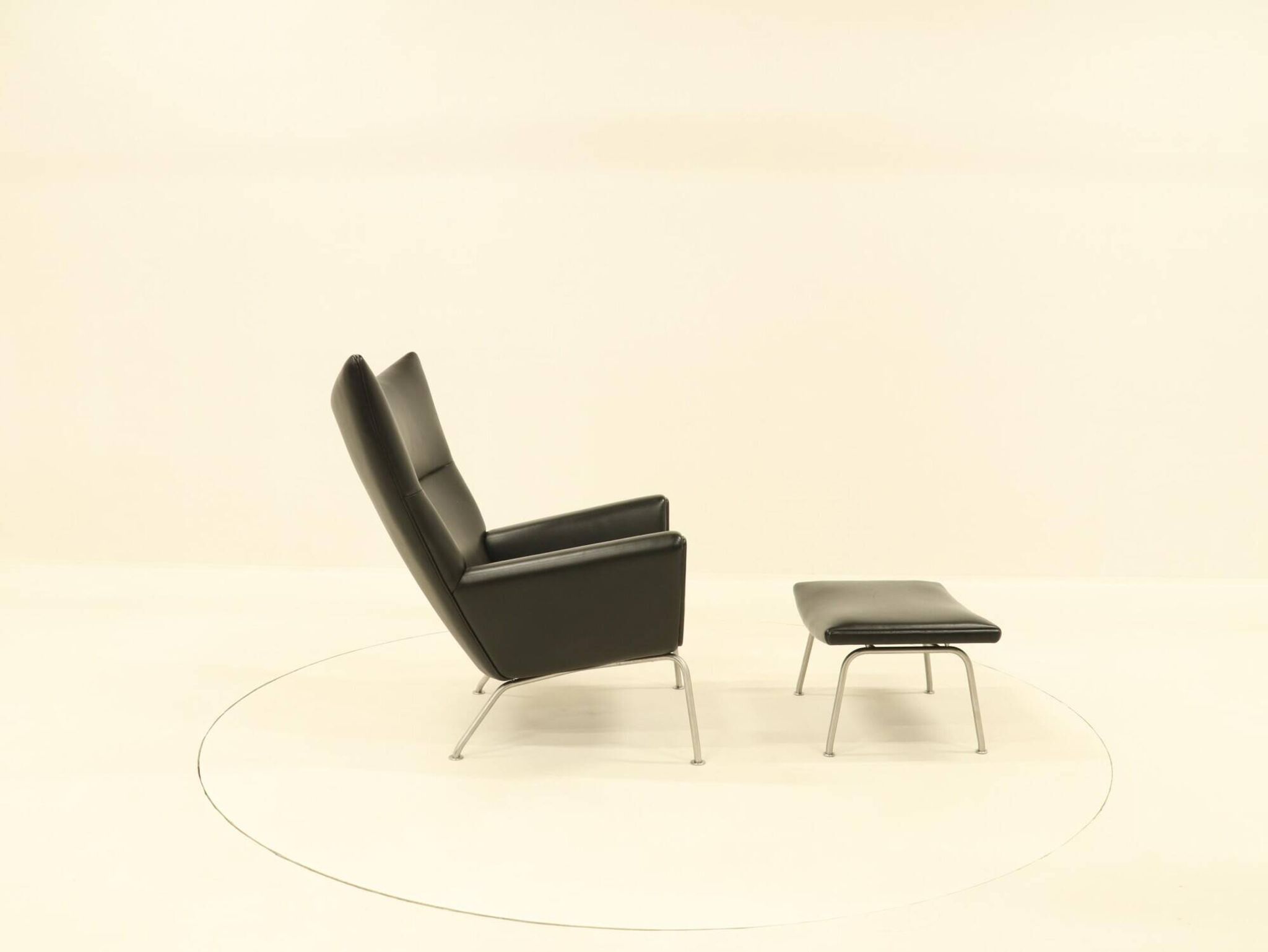 Fauteuil et repose-pieds assorti – CH445 et CH446 – par Hans Wegner