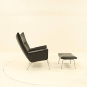 Fauteuil et repose-pieds assorti – CH445 et CH446 – par Hans Wegner