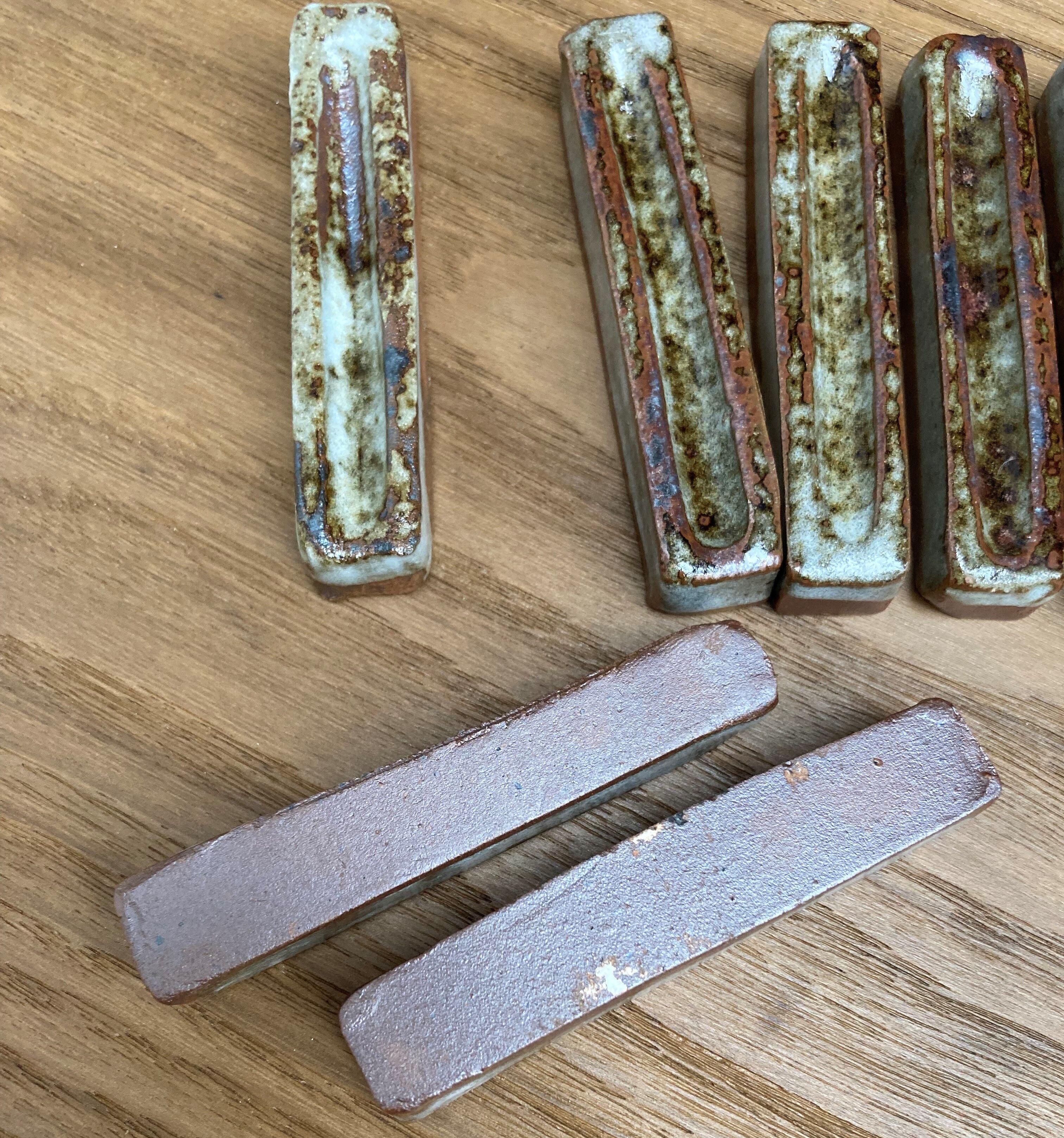 Set of 8 knife holders in enamelled stoneware