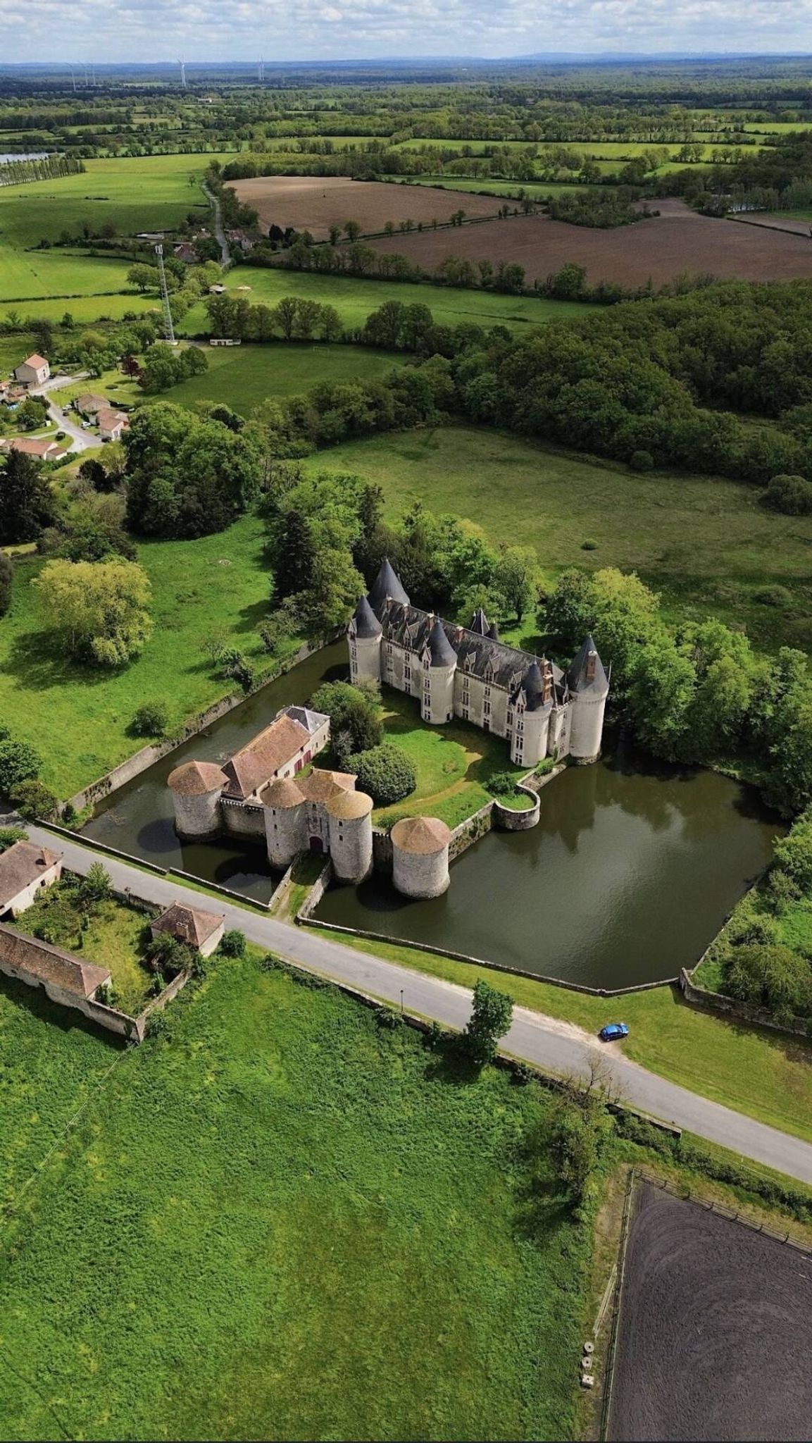 Château de Bourg-Archambault – Oil on canvas dated 1885 – Monogram