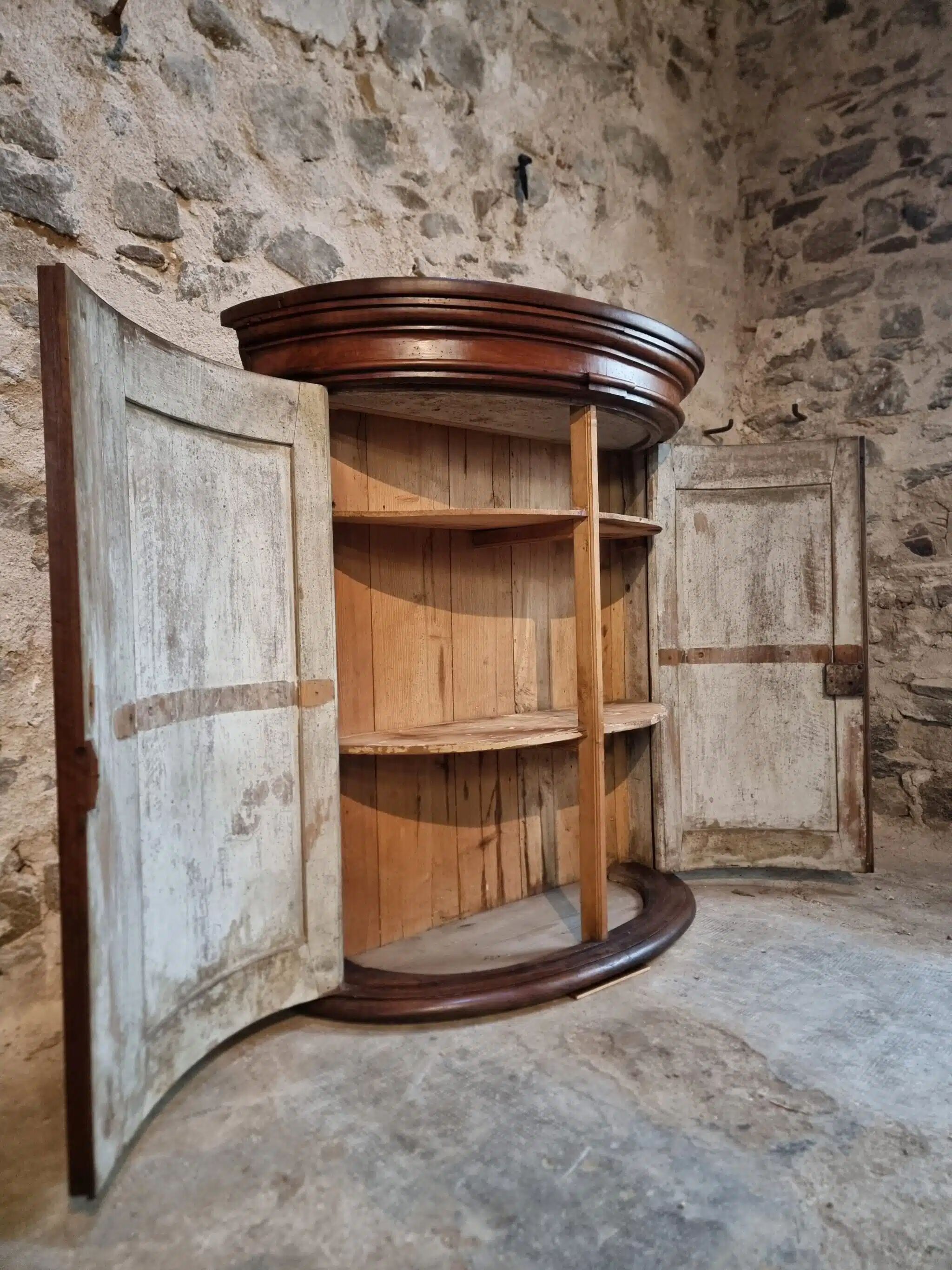 Cabinet demi-lune ancien en noyer, fin XVIIIe siècle, château français