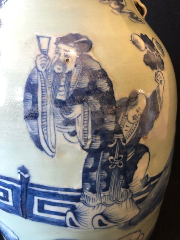 Vase balustre en porcelaine blanc bleu sous couverte céladon XIXe 42,8 cm