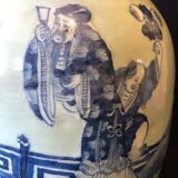 Vase balustre en porcelaine blanc bleu sous couverte céladon XIXe 42,8 cm