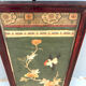 Panneau en soie brodé chinois encadré avec un oiseau et des fleurs.