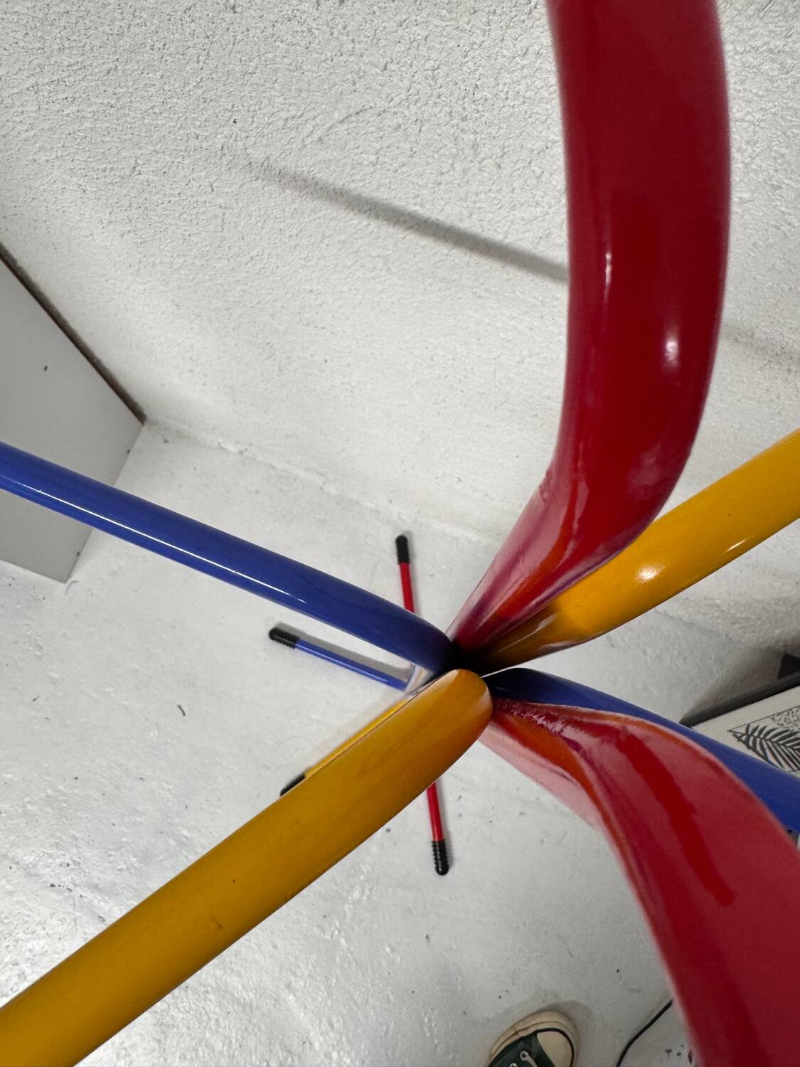 Children's coat rack in multi-colored metal