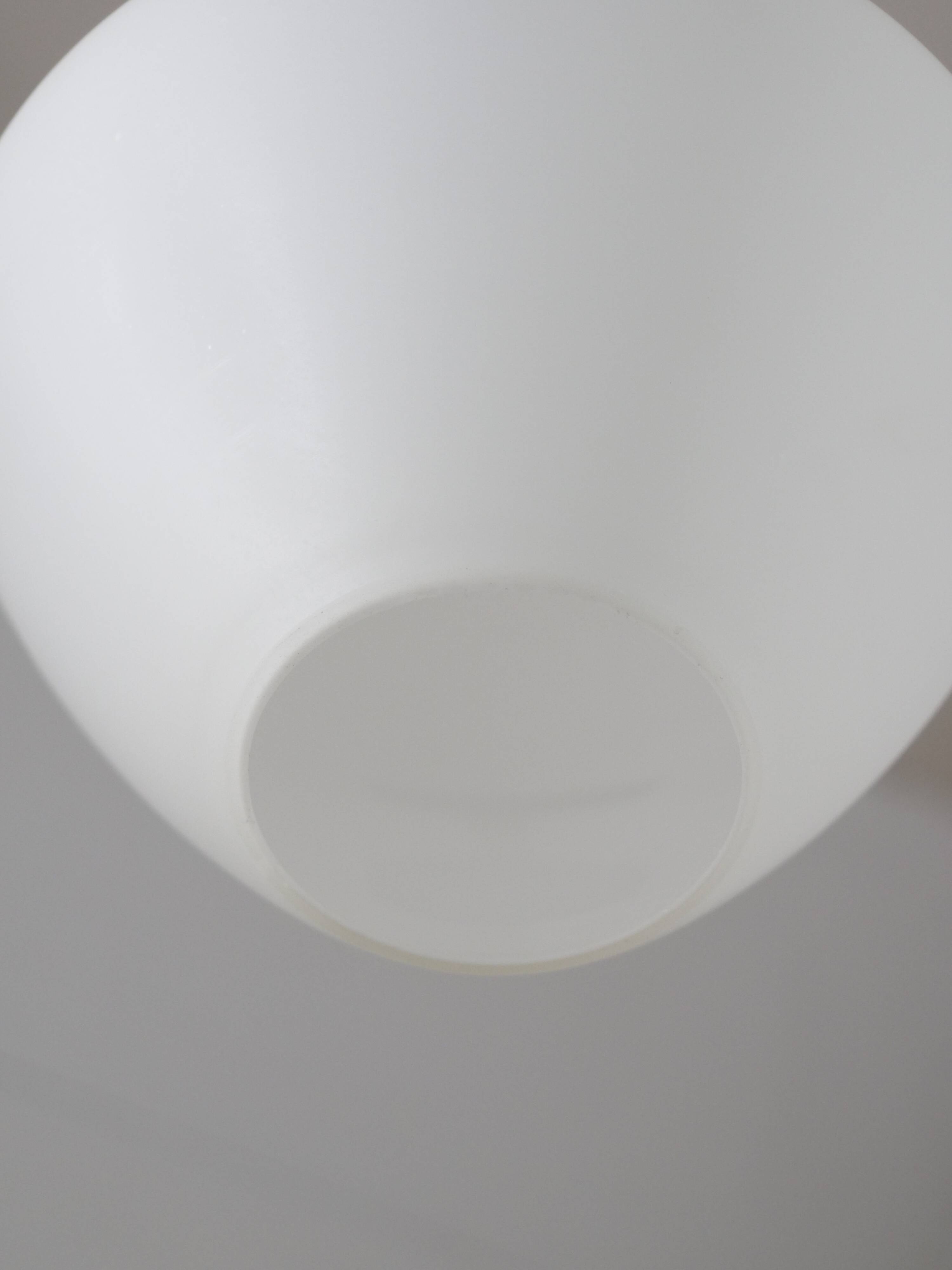 Suspension italienne en opaline satinée mid-century