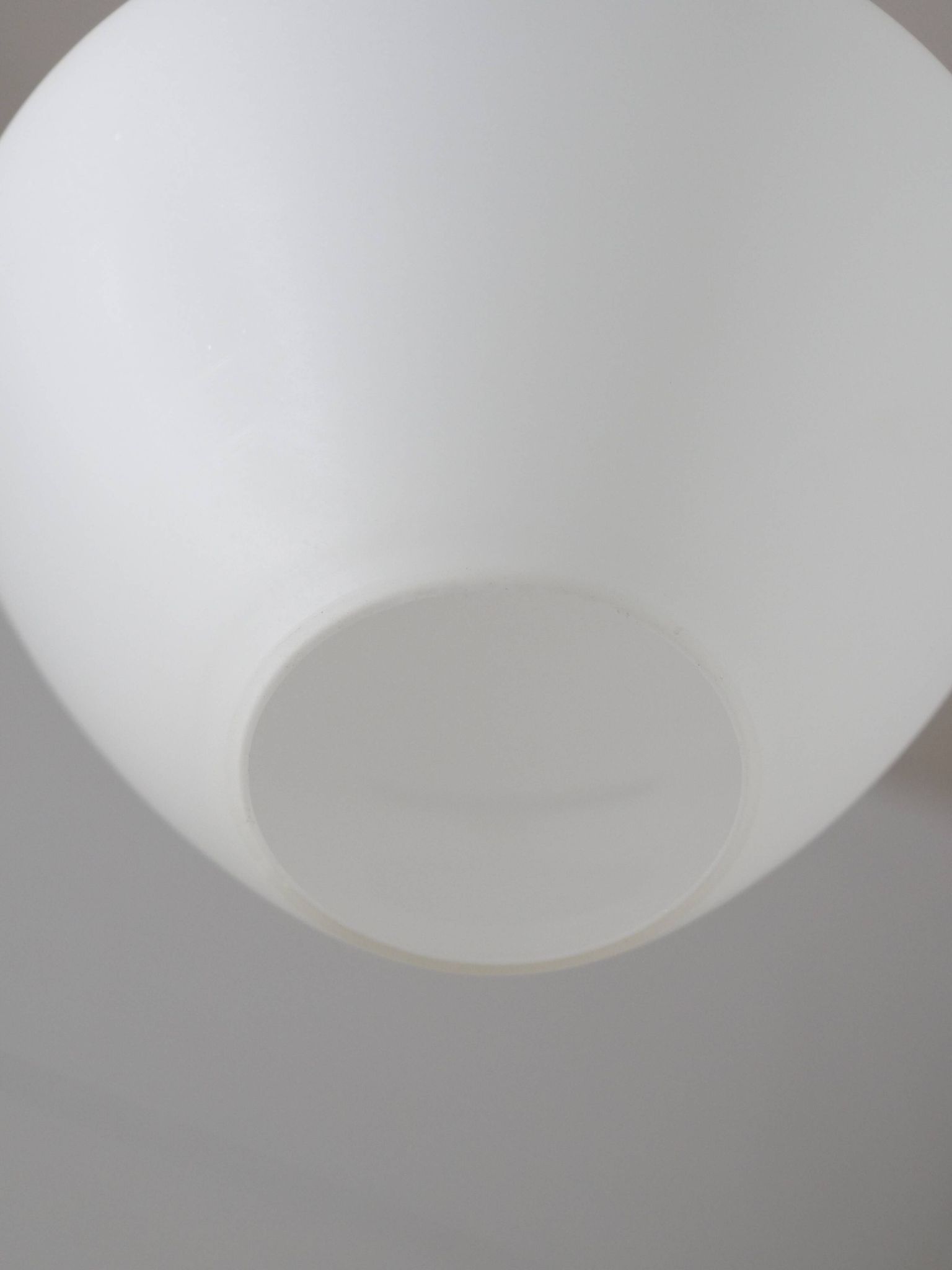 Suspension italienne en opaline satinée mid-century