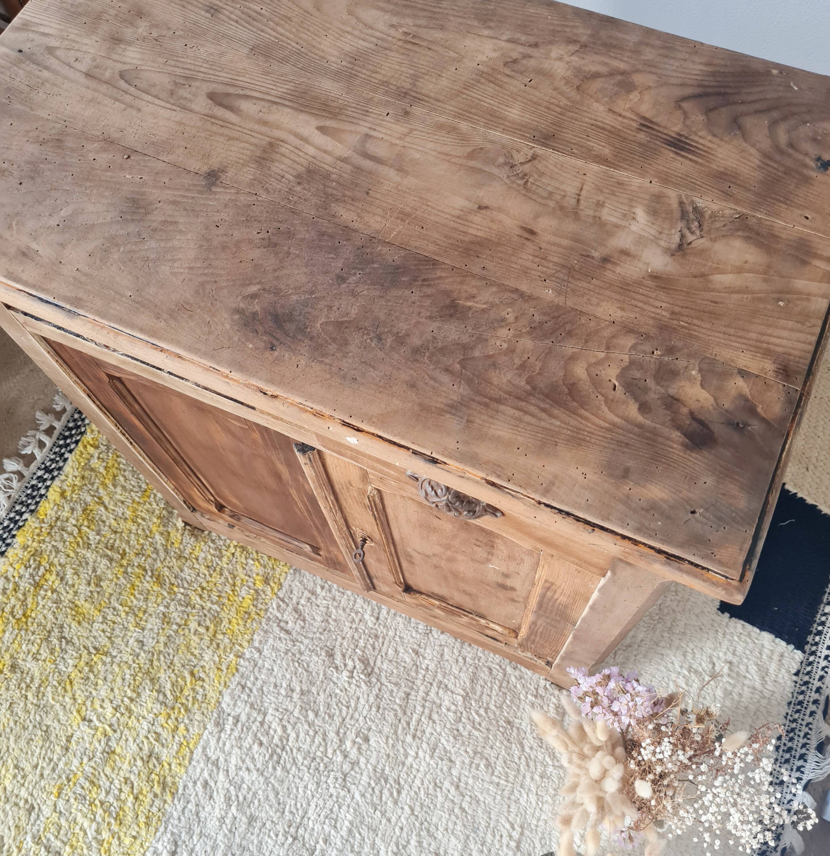 Buffet parisien bas ancien en bois patiné - intérieur fleuri
