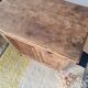 Buffet parisien bas ancien en bois patiné - intérieur fleuri