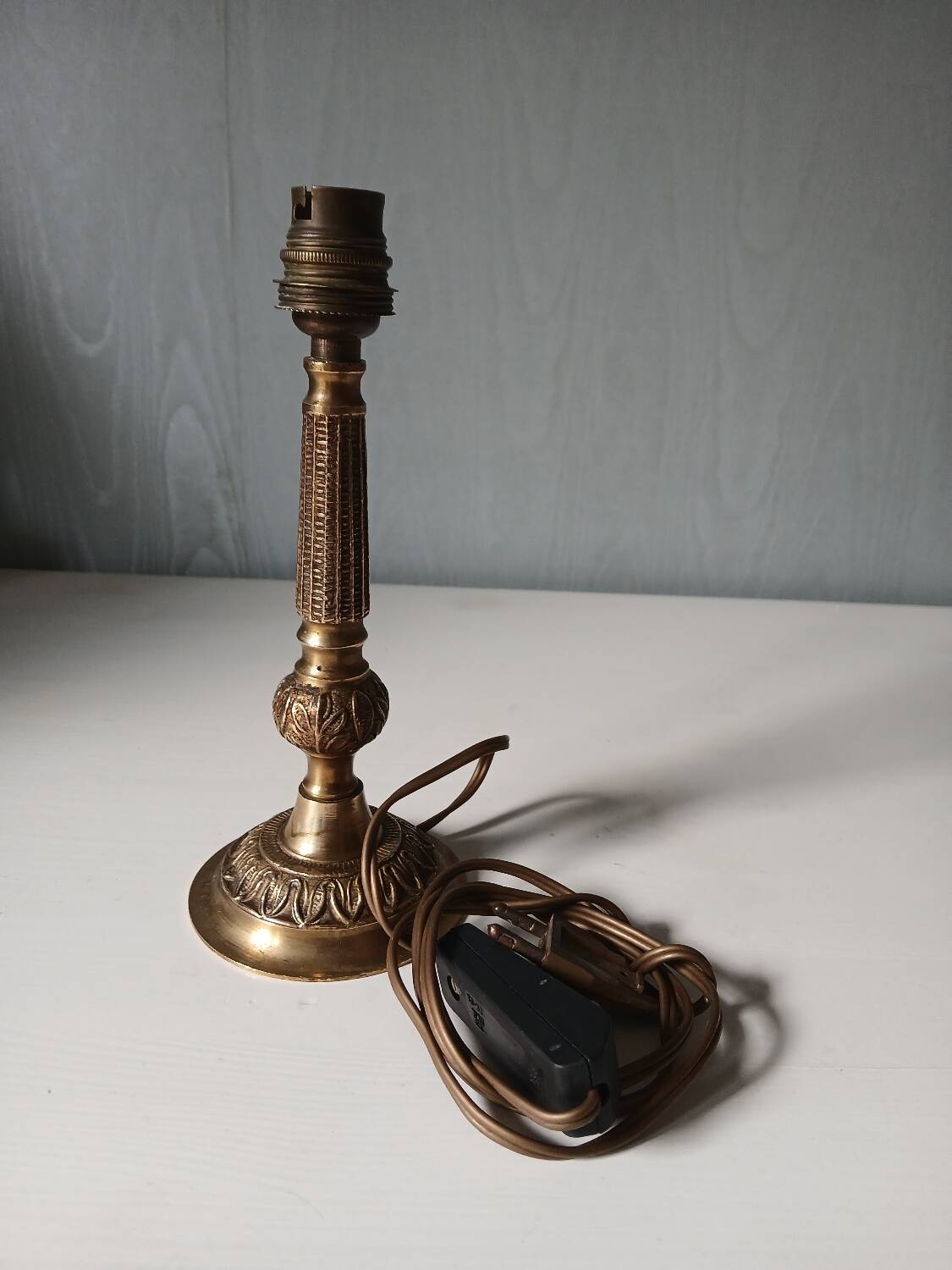 Pied de lampe en bronze massif ciselé – vintage années 50/60