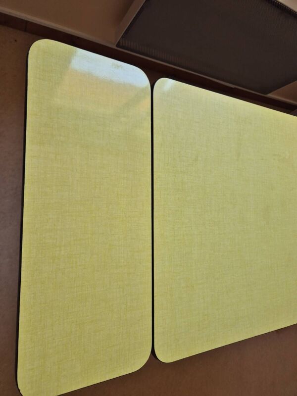 Table année 1960 en formica jaune