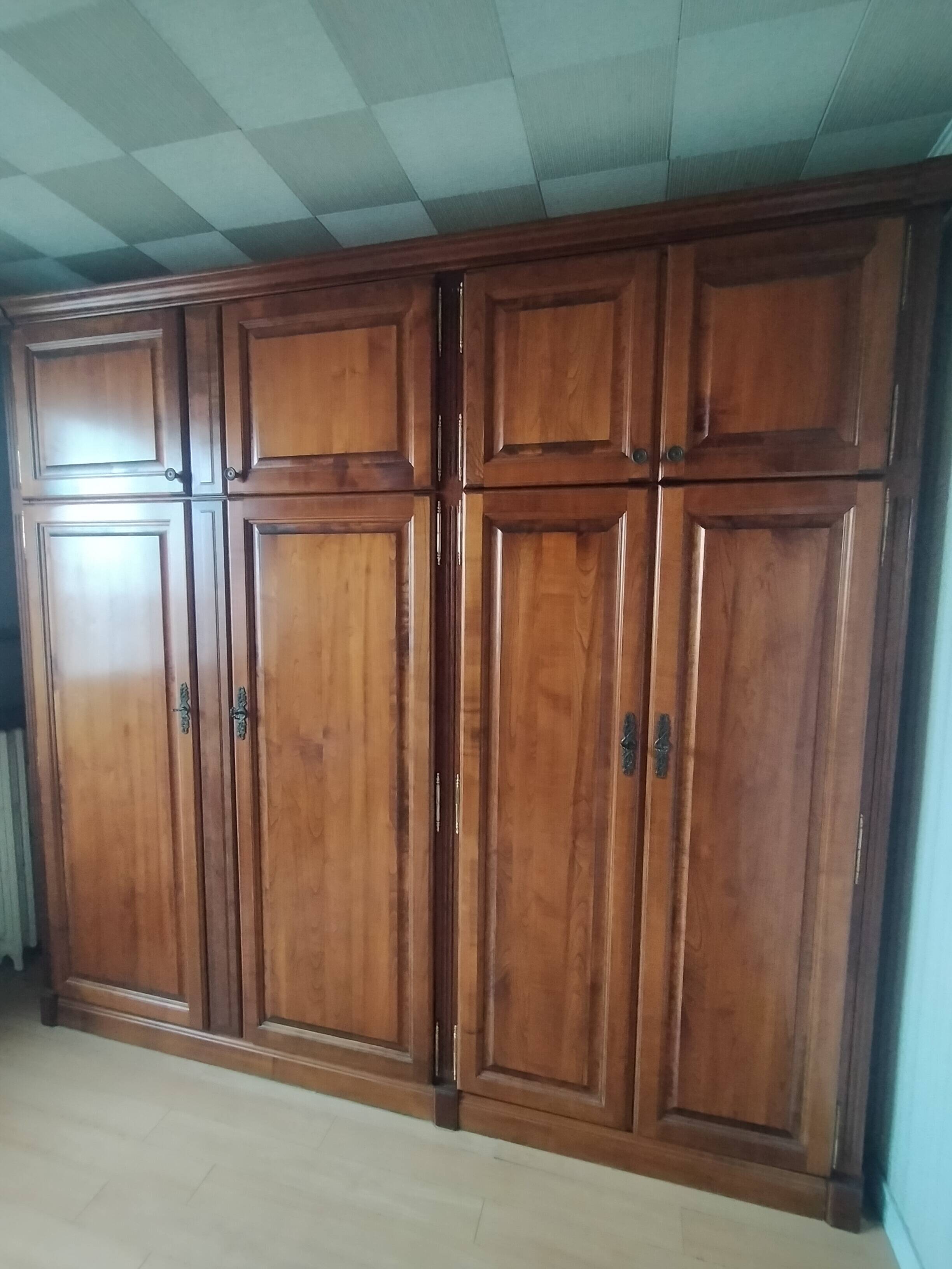 Foldable bed / wardrobe
