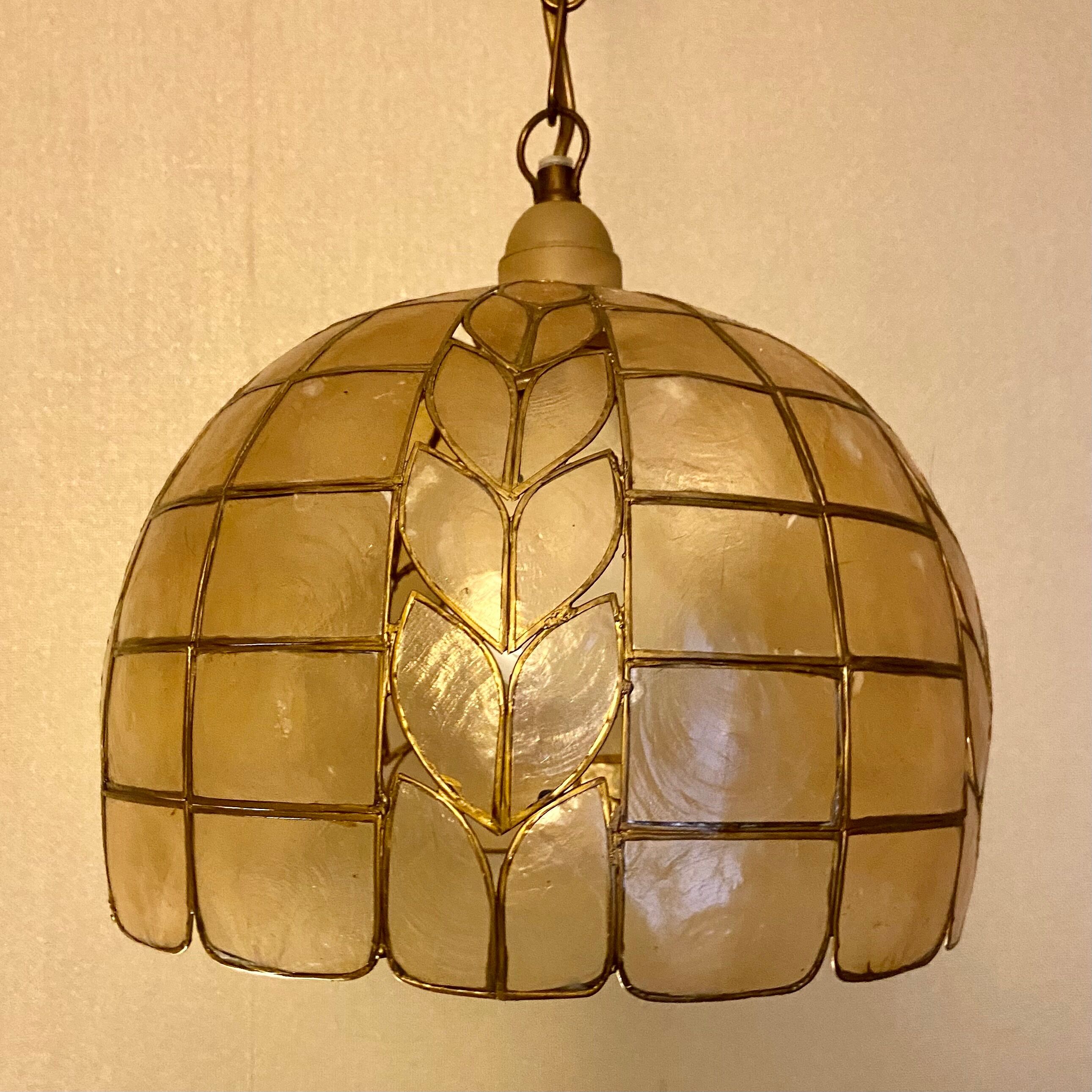 Mother-of-pearl and brass suspension