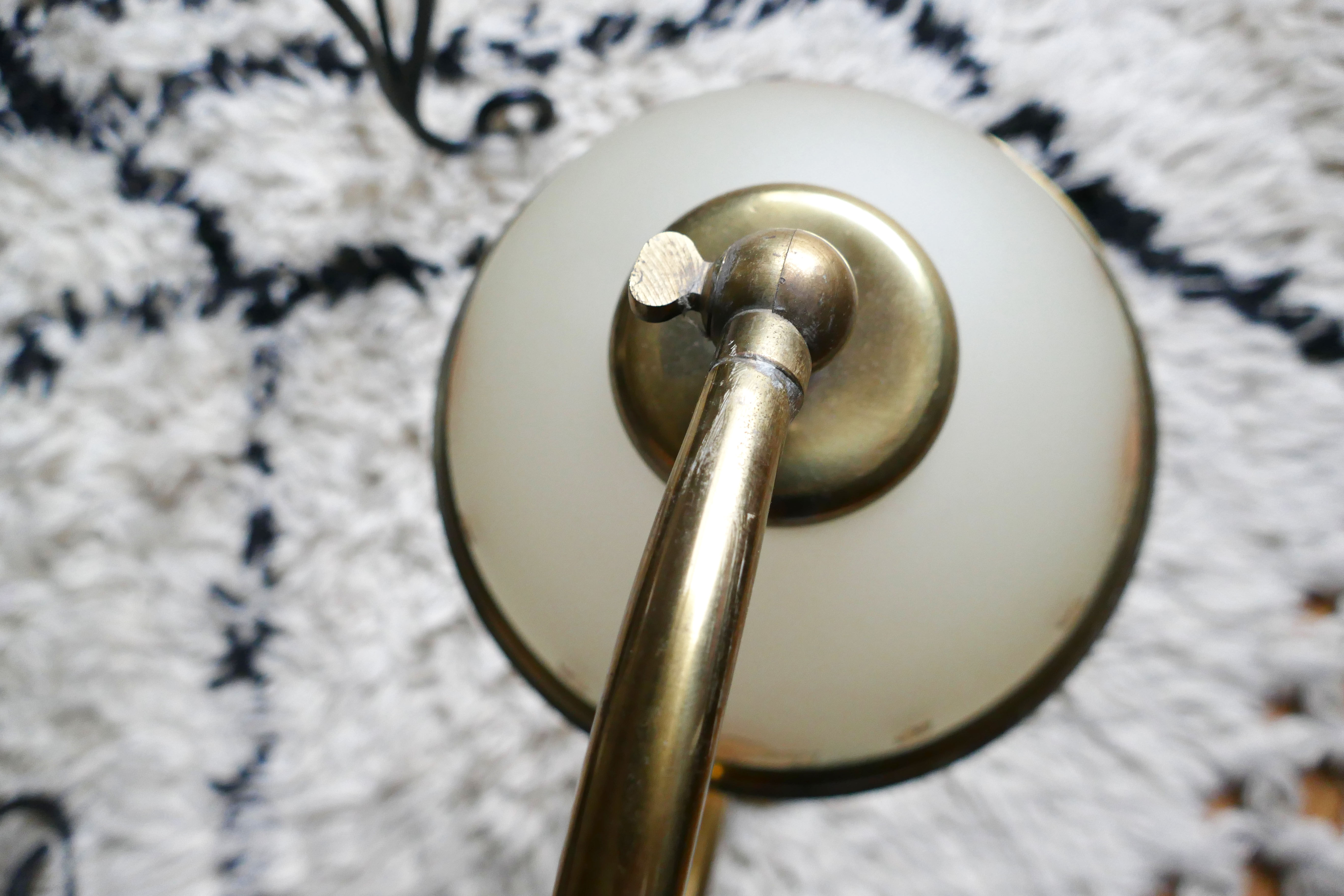 Lampe vintage en laiton et son abat jour en pâte de verre aux motifs de fleurs