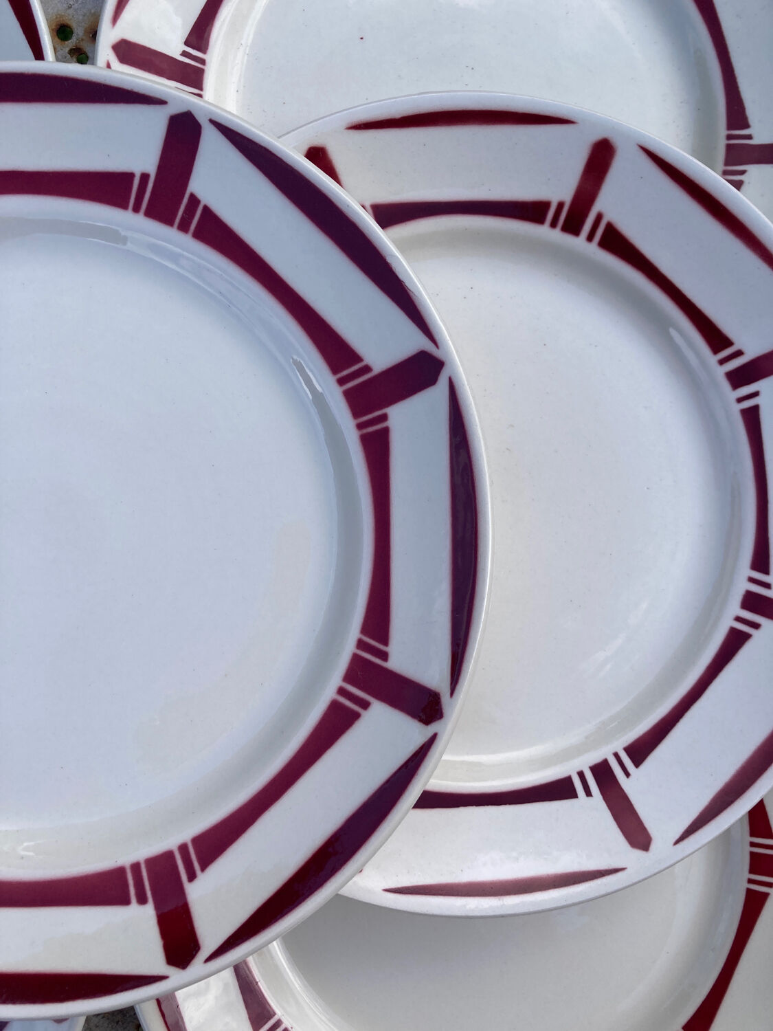 7 flat plates in white and red burgundy porcelain vintage Badonviller model Louise