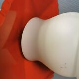Lampe suspendue danoise des années 50-60 en laiton, métal et avec abat-jour en verre blanc laiteux.