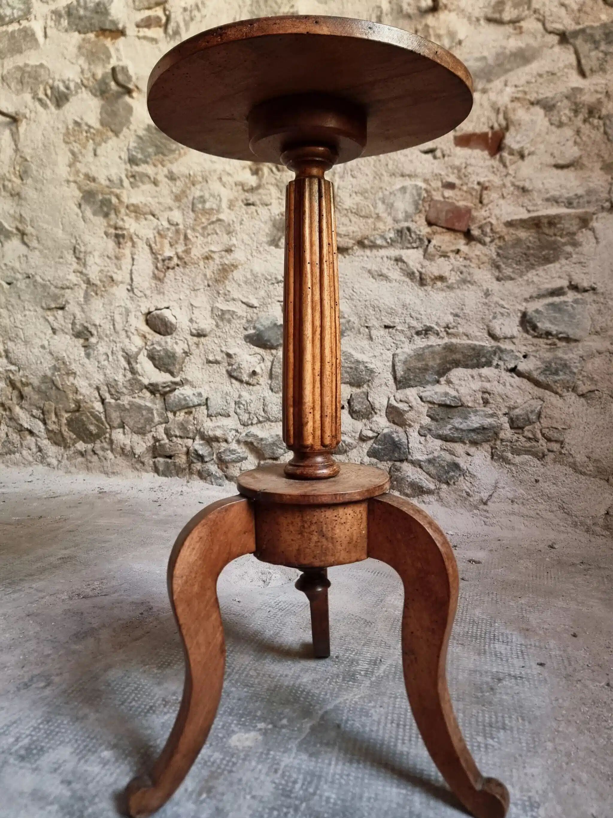 Louis XVI antique guéridon, round pedestal table, solid walnut, circa 1900.