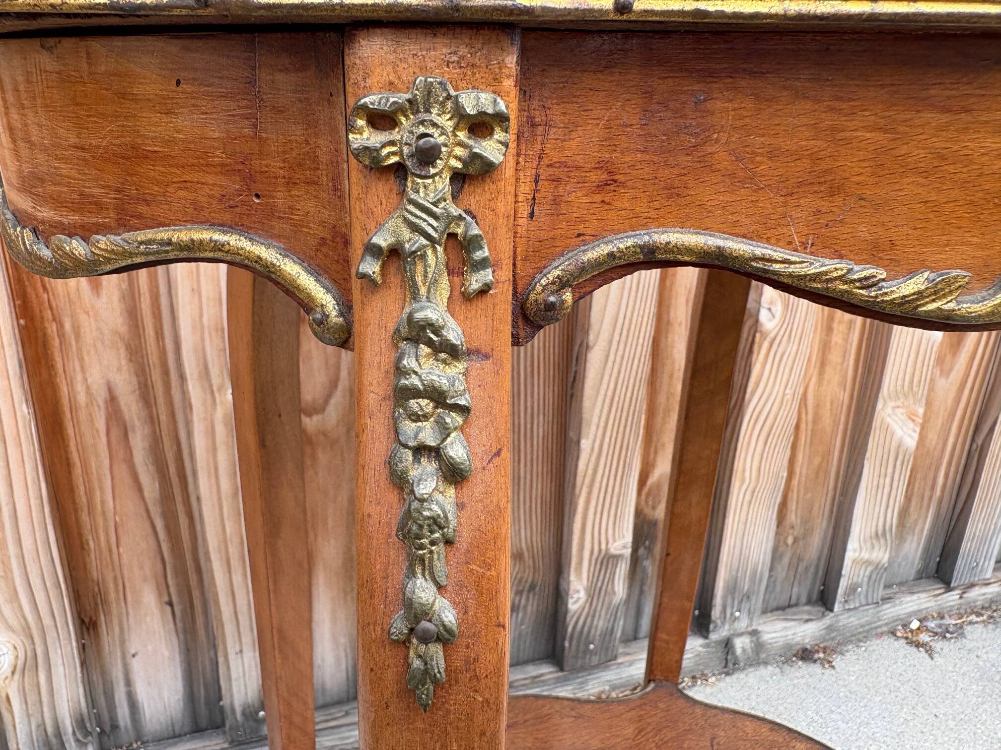 Guéridon ancien Louis XV – marbre rosé et laiton doré – fin XIXᵉ siècle