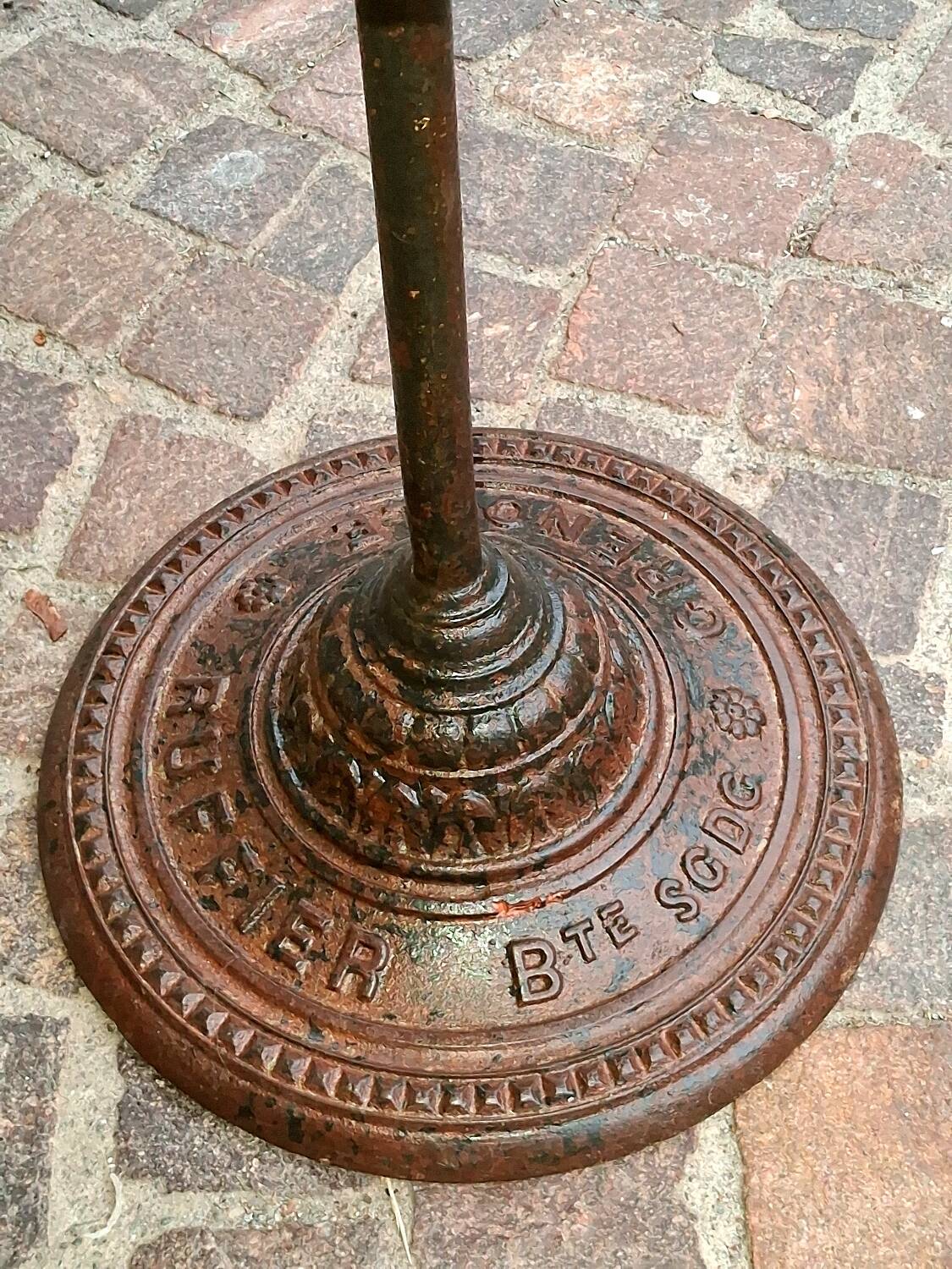 Old bistro guéridon table bar restaurant