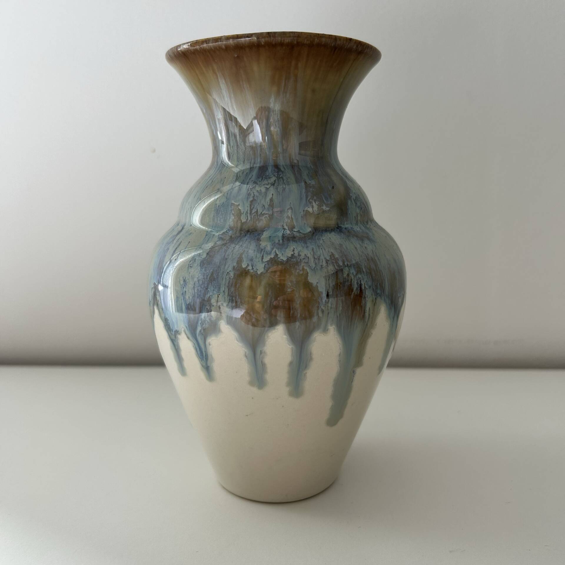 Vase aux coulures bleutées 