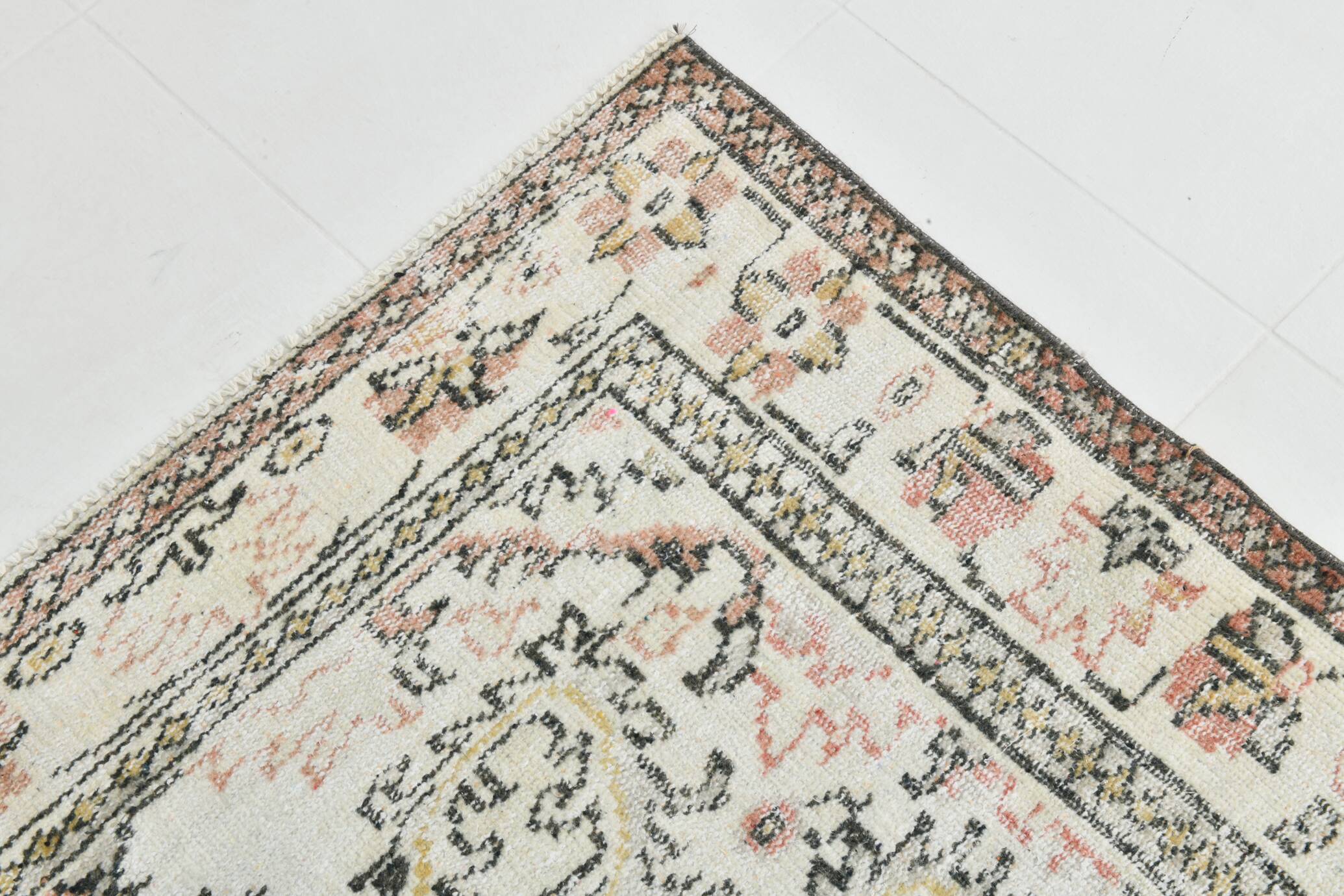 6x9 Persian Classic Cream & Black Vintage Rug, 183x287Cm